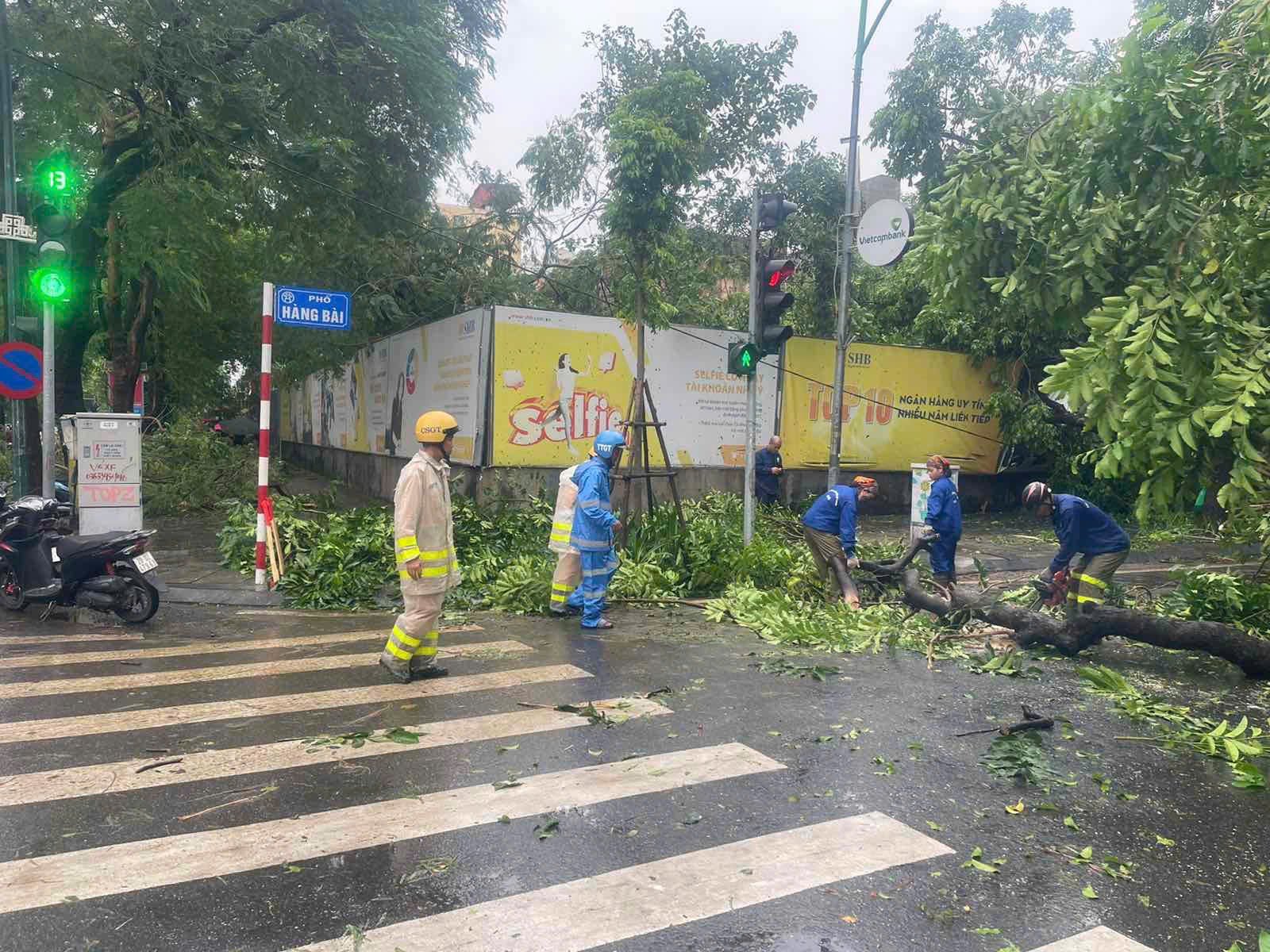 H&agrave; Nội tất bật khắc phục hạ tầng đảm bảo giao th&ocirc;ng sau b&atilde;o số 3- Ảnh 3.