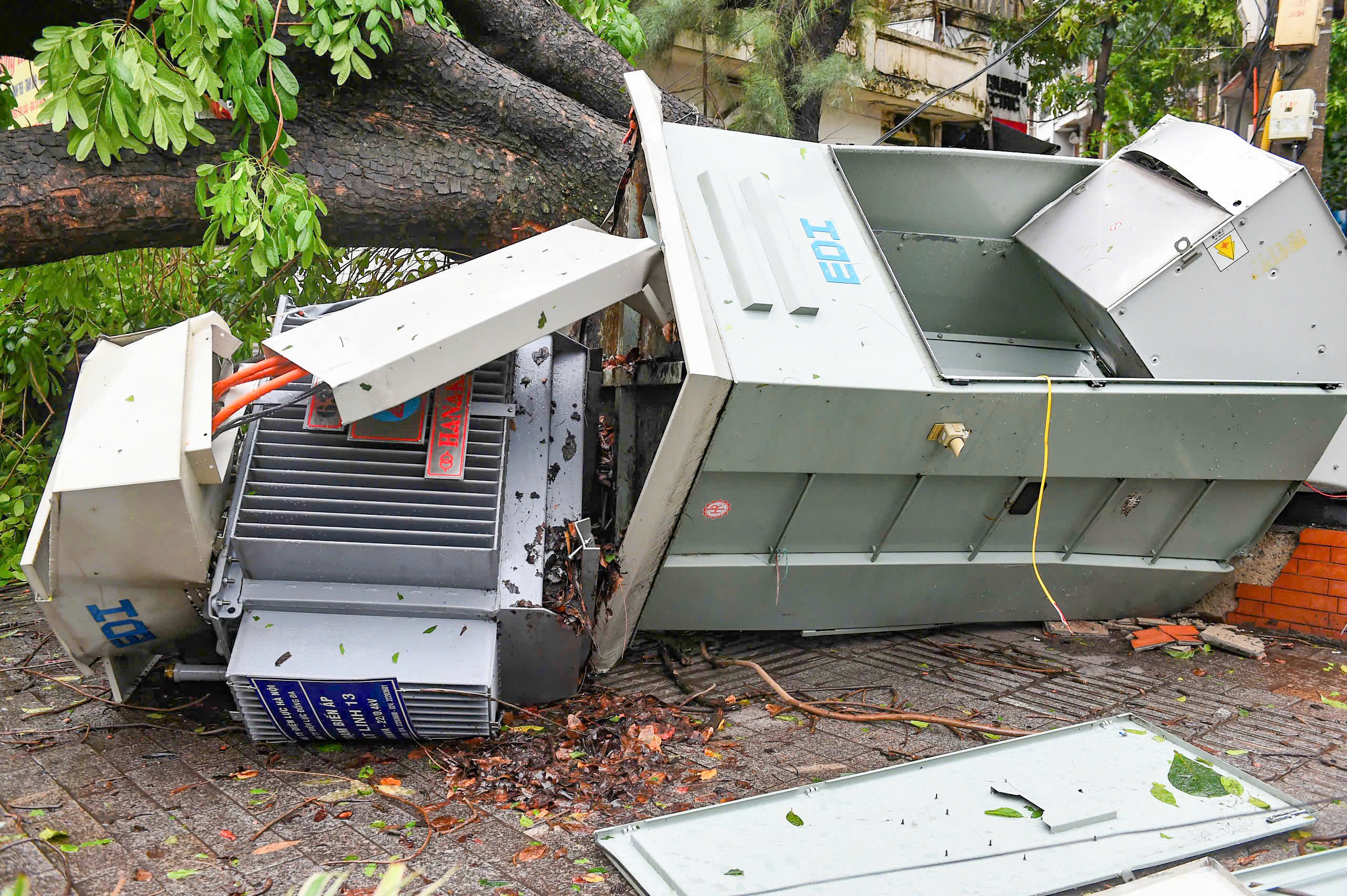 Cảnh tượng chưa từng có tại Hà Nội sau bão số 3 Yagi- Ảnh 13. Cảnh tượng chưa từng có tại Hà Nội sau bão số 3 Yagi- Ảnh 13.