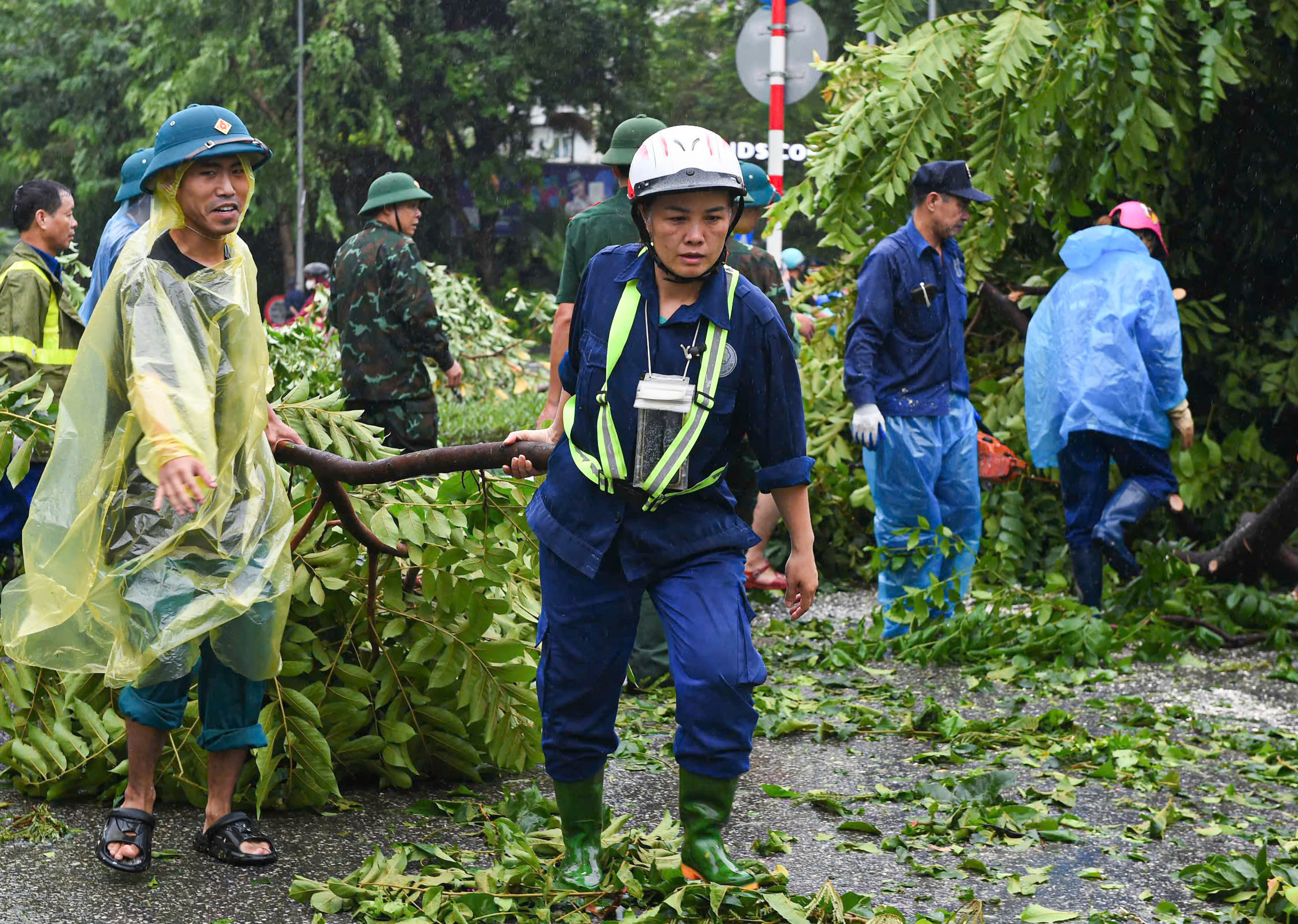 Cảnh tượng chưa từng có tại Hà Nội sau bão số 3 Yagi- Ảnh 23. Cảnh tượng chưa từng có tại Hà Nội sau bão số 3 Yagi- Ảnh 23.