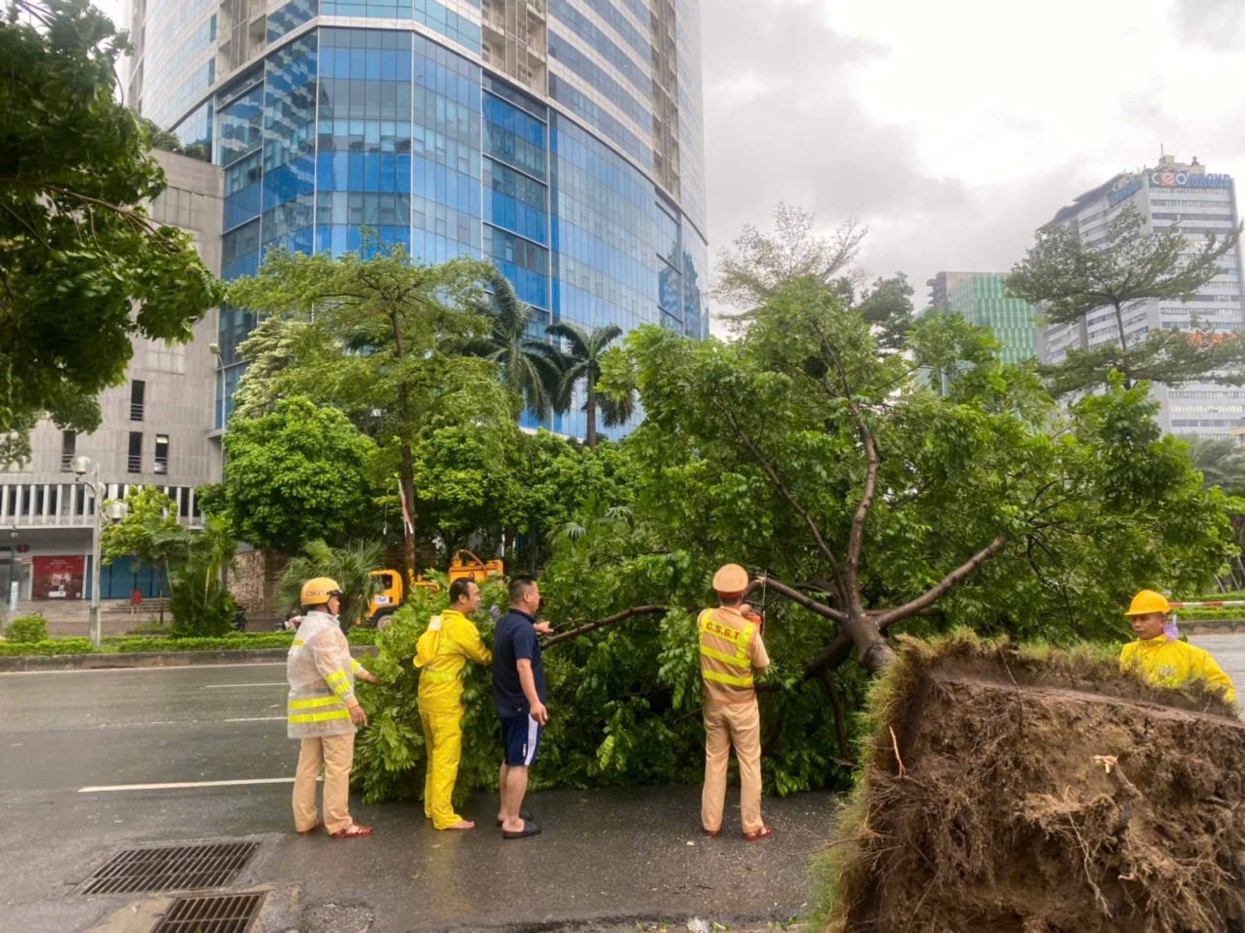 Cảnh tượng chưa từng có tại Hà Nội sau bão số 3 Yagi- Ảnh 26. Cảnh tượng chưa từng có tại Hà Nội sau bão số 3 Yagi- Ảnh 26.
