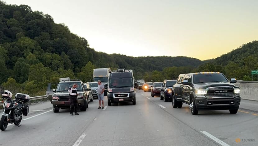Mỹ: Xả s&uacute;ng kinh ho&agrave;ng tr&ecirc;n cao tốc, h&agrave;ng loạt người đi đường tr&uacute;ng đạn- Ảnh 1.