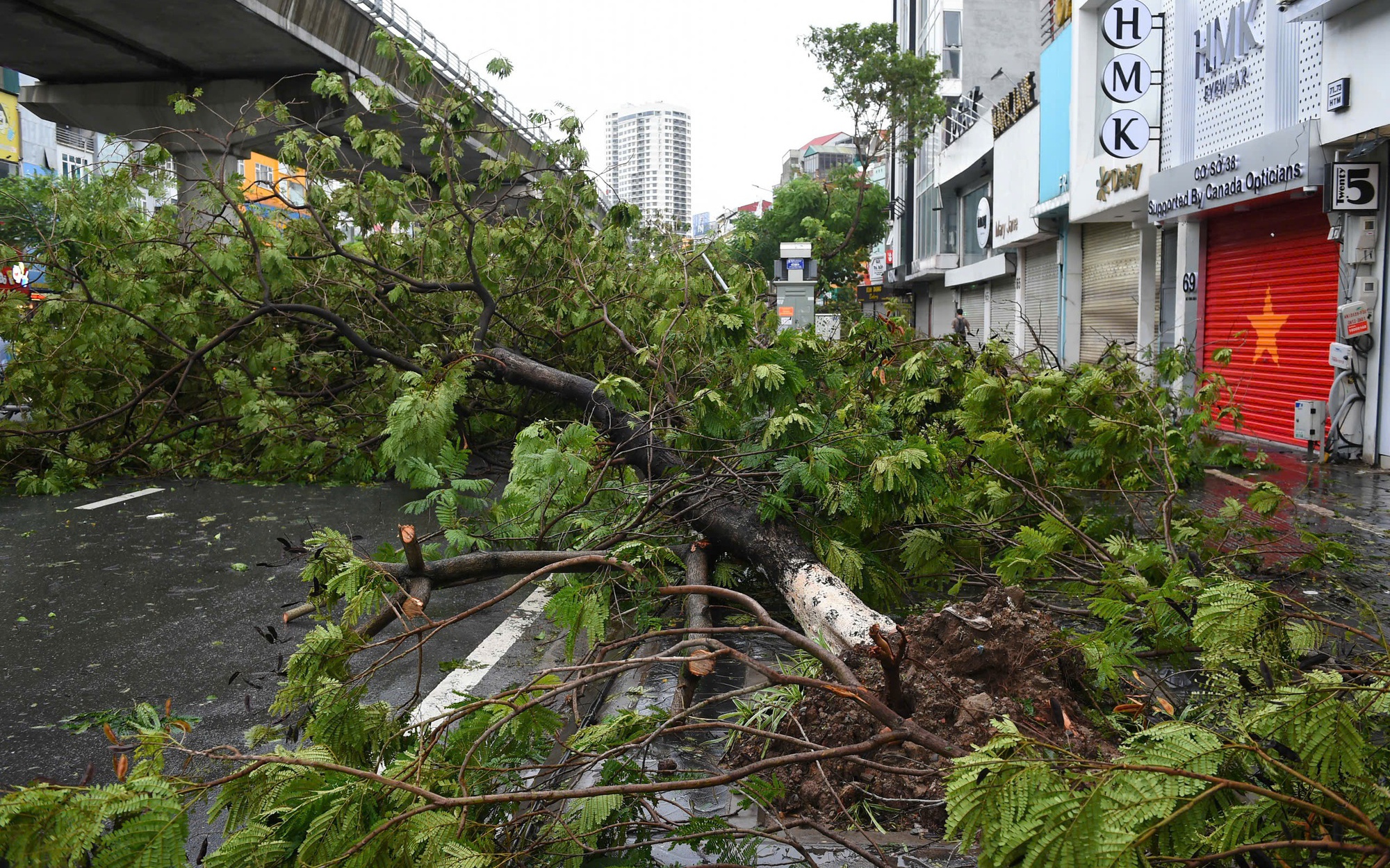 Đường phố H&agrave; Nội tan hoang sau b&atilde;o số 3 Yagi