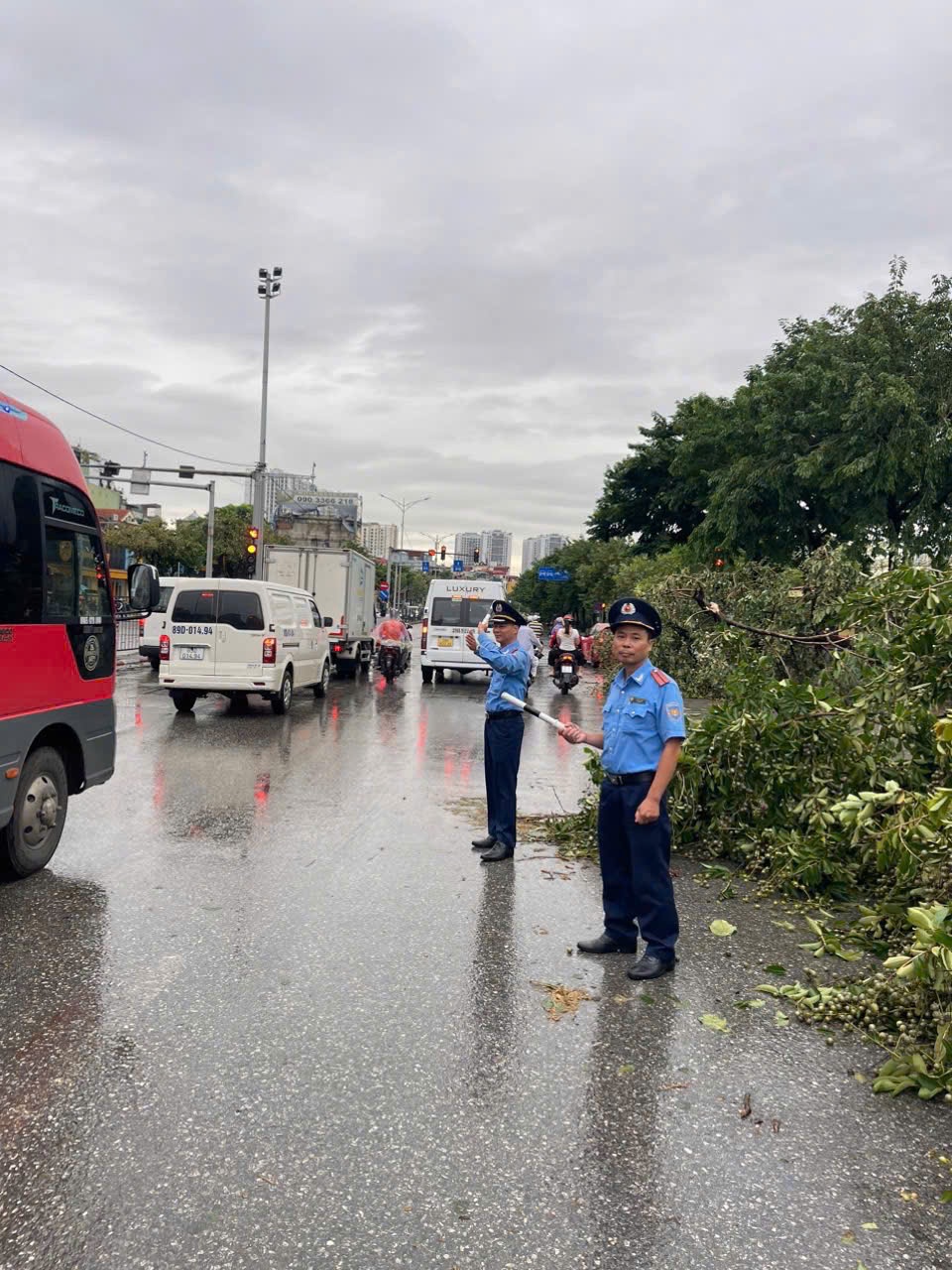 H&agrave; Nội tất bật khắc phục hạ tầng đảm bảo giao th&ocirc;ng sau b&atilde;o số 3- Ảnh 4.