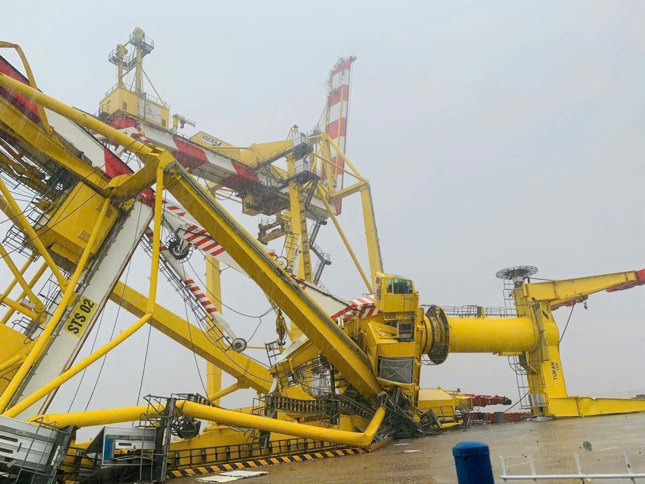 B&aacute;c th&ocirc;ng tin sập cẩu ở cảng Nam Đ&igrave;nh Vũ v&igrave; b&atilde;o số 3- Ảnh 2.