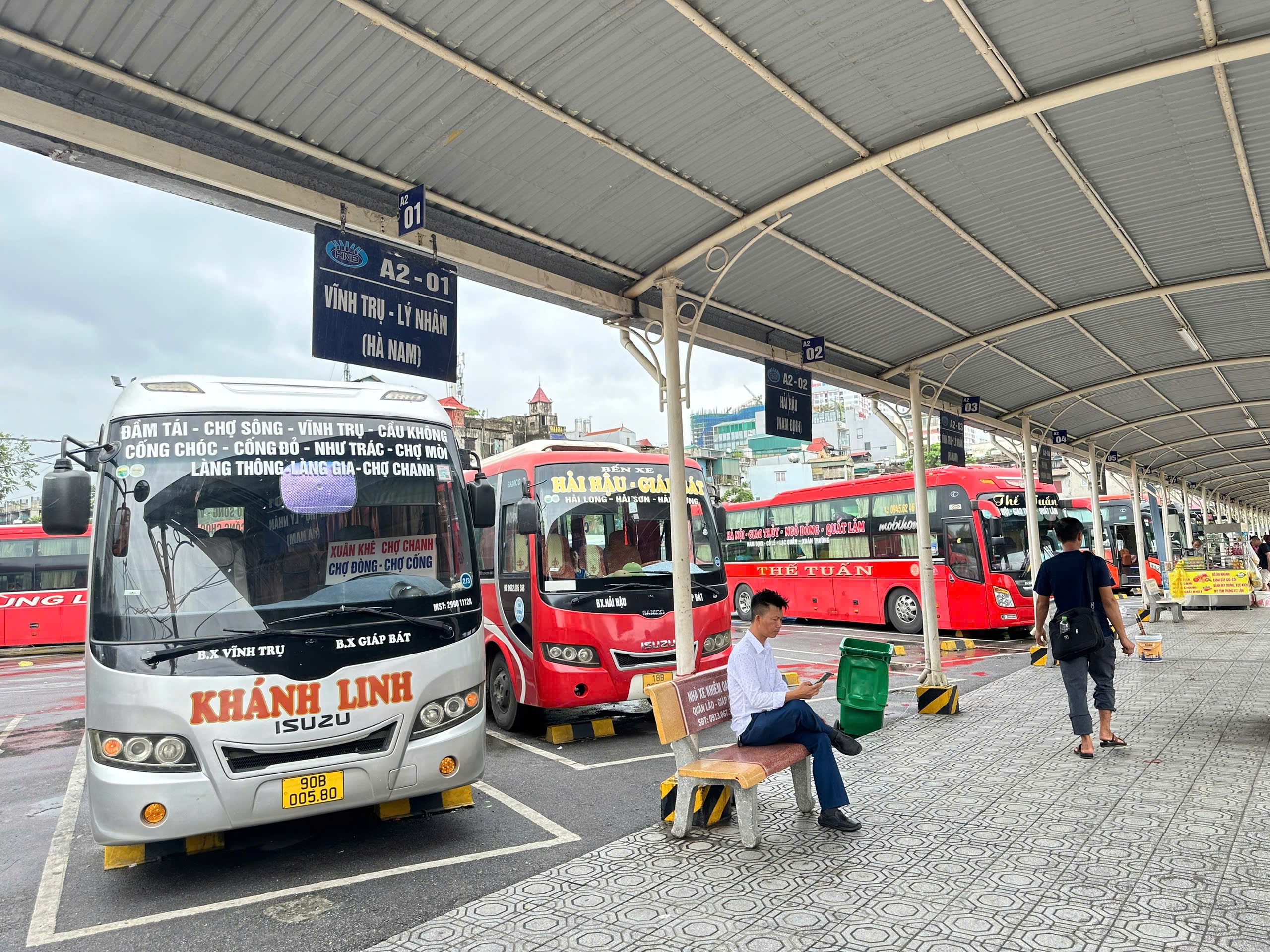 Bến xe H&agrave; Nội hoạt động trở lại sau b&atilde;o, kh&aacute;ch thưa vắng- Ảnh 3.