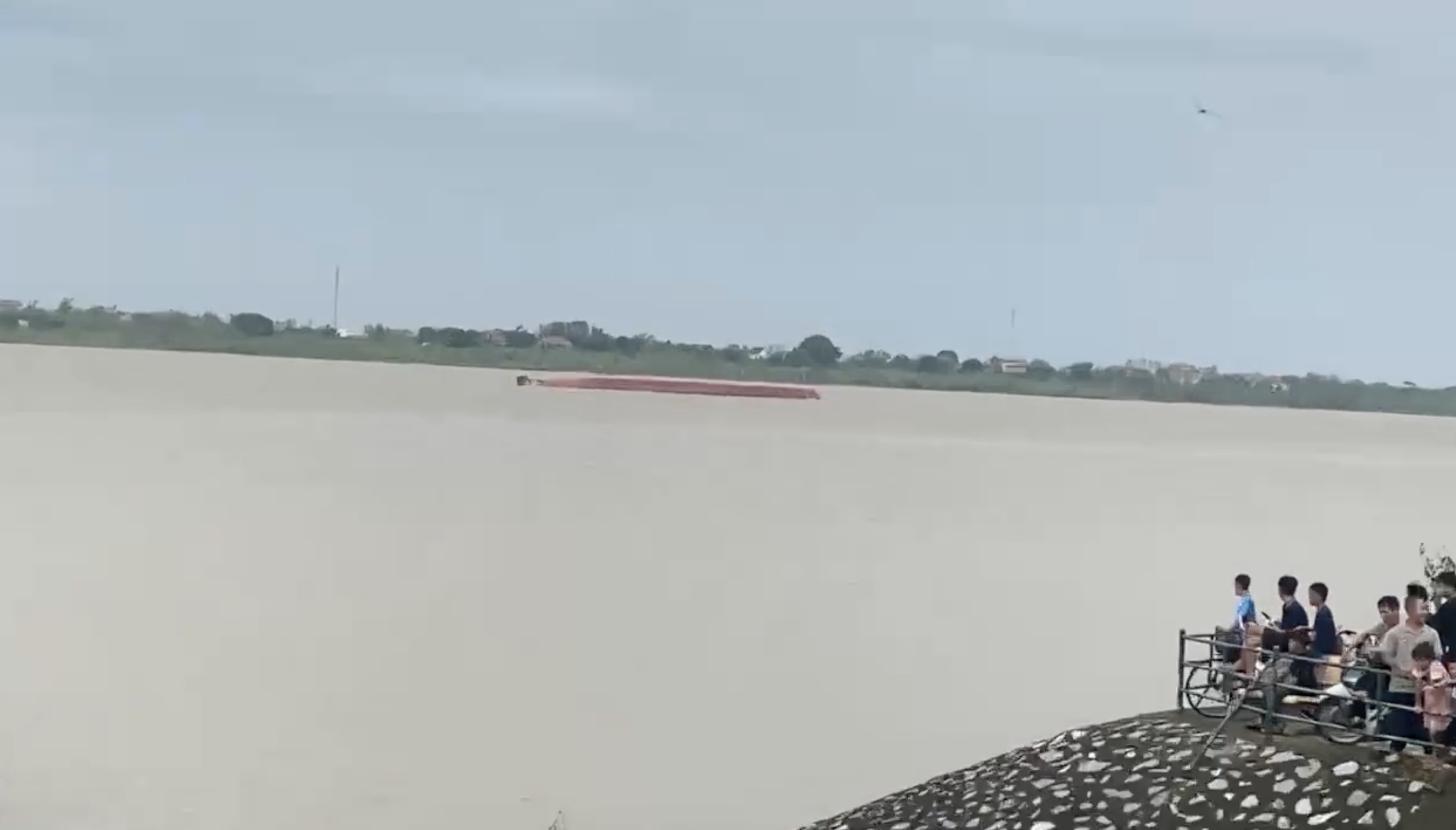 T&agrave;u h&agrave;ng lật &uacute;p tr&ecirc;n s&ocirc;ng Hồng, chưa x&aacute;c định được số người mất t&iacute;ch- Ảnh 1.