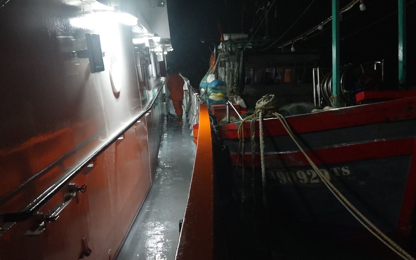 Thứ trưởng Nguyễn Xu&acirc;n Sang trực tiếp chỉ đạo cứu nạn thuyền vi&ecirc;n mất t&iacute;ch trong b&atilde;o số 3