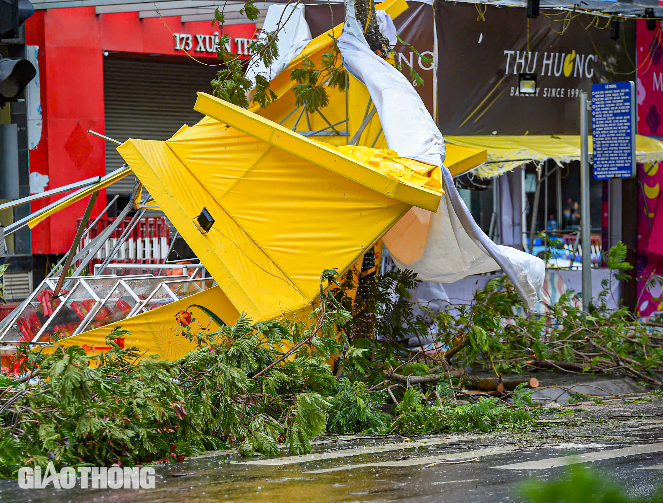Cảnh tượng chưa từng có tại Hà Nội sau bão số 3 Yagi- Ảnh 18. Cảnh tượng chưa từng có tại Hà Nội sau bão số 3 Yagi- Ảnh 18.