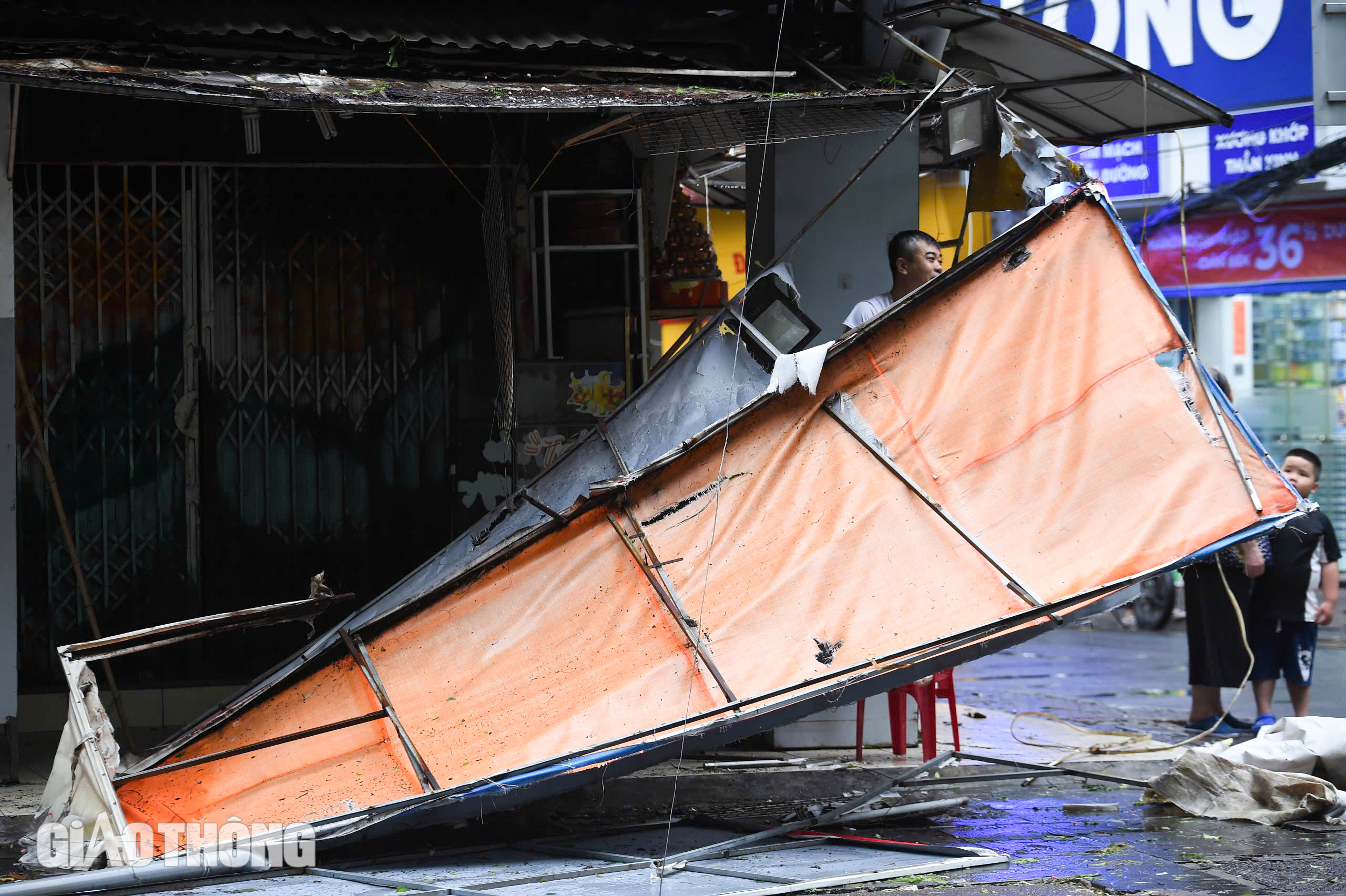 Cảnh tượng chưa từng có tại Hà Nội sau bão số 3 Yagi- Ảnh 17. Cảnh tượng chưa từng có tại Hà Nội sau bão số 3 Yagi- Ảnh 17.