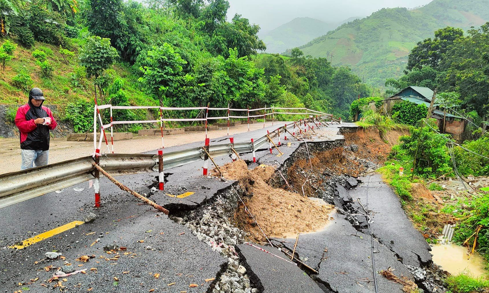 Nguy cơ đứt g&atilde;y QL15C, Thanh H&oacute;a cấm c&aacute;c phương tiện lưu th&ocirc;ng- Ảnh 1.