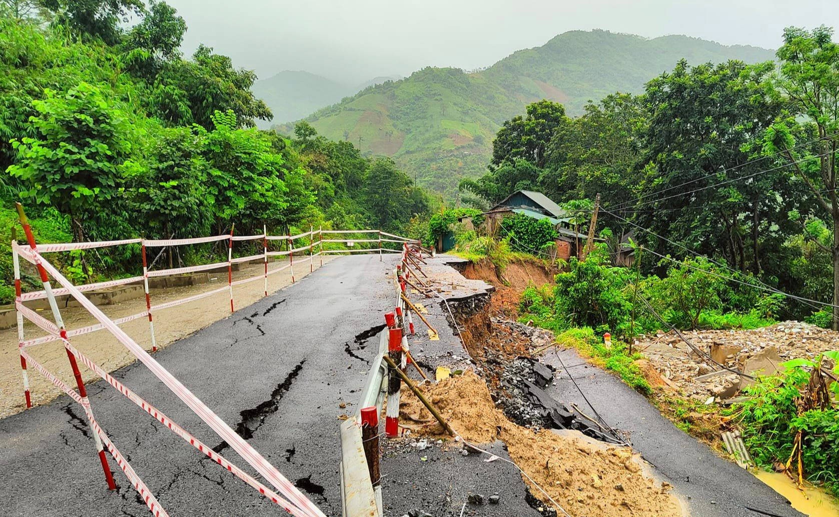 Cảnh b&aacute;o những tuyến đường ở Thanh H&oacute;a bị sạt lở, ngập nước sau b&atilde;o- Ảnh 1.