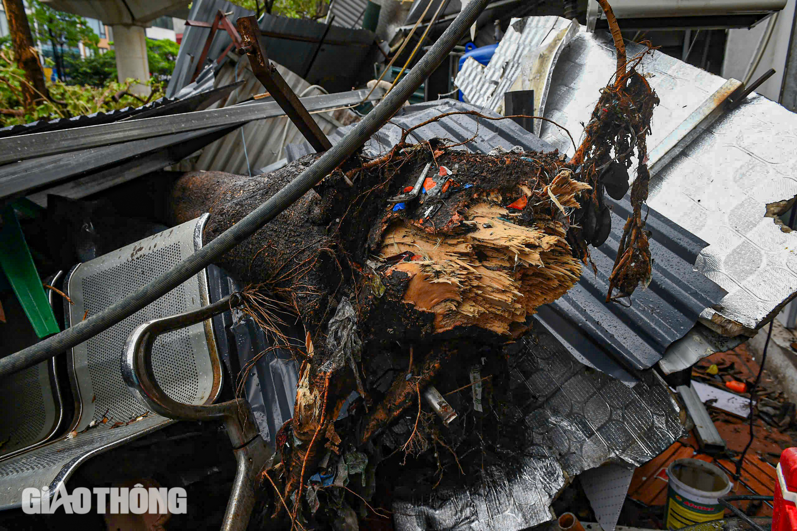 Cảnh tượng chưa từng có tại Hà Nội sau bão số 3 Yagi- Ảnh 9. Cảnh tượng chưa từng có tại Hà Nội sau bão số 3 Yagi- Ảnh 9.