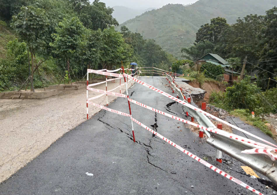 Cảnh b&aacute;o những tuyến đường ở Thanh H&oacute;a bị sạt lở, ngập nước sau b&atilde;o- Ảnh 4.