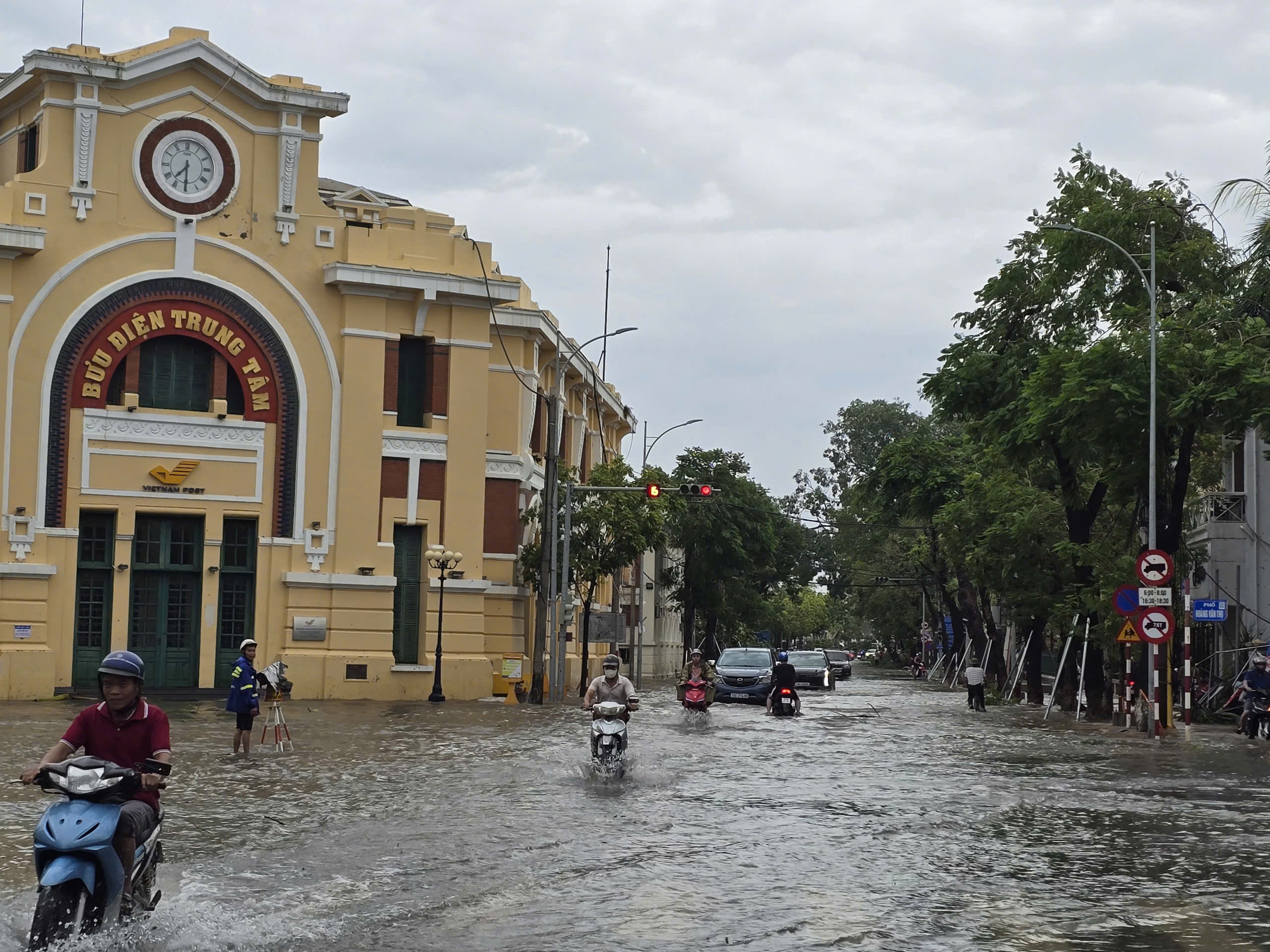 Hậu b&atilde;o số 3: V&ugrave;ng t&acirc;m b&atilde;o vẫn đang điện mất, c&acirc;y đổ, mạng viễn th&ocirc;ng gi&aacute;n đoạn
- Ảnh 6.