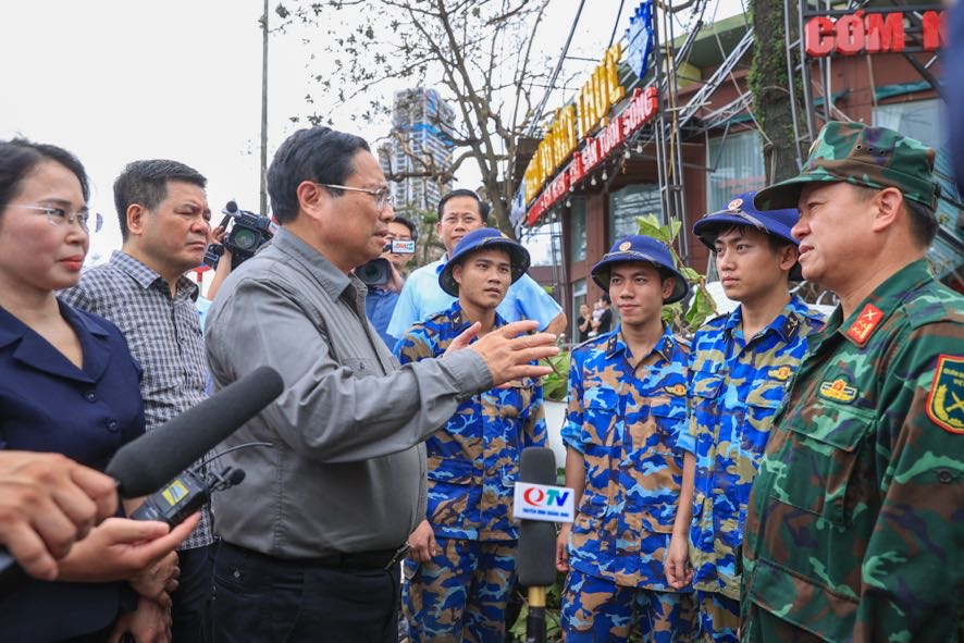 Thủ tướng về nơi t&acirc;m b&atilde;o Quảng Ninh chỉ đạo khắc phục hậu quả- Ảnh 4.