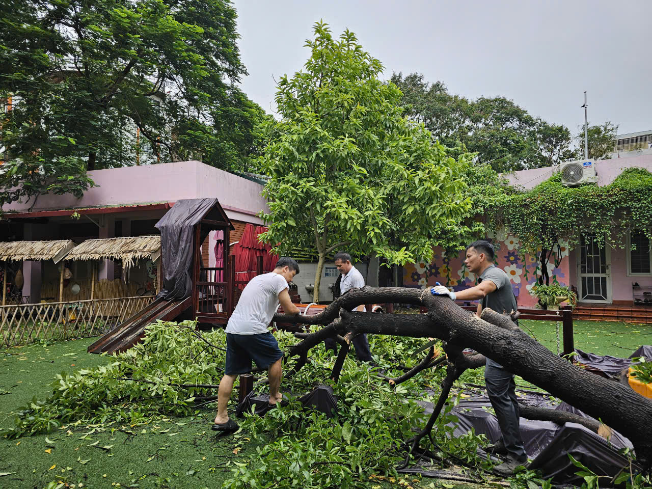 Hà Nội ra văn bản hỏa tốc về việc đi học sau bão số 3- Ảnh 1. Hà Nội ra văn bản hỏa tốc về việc đi học sau bão số 3- Ảnh 1.