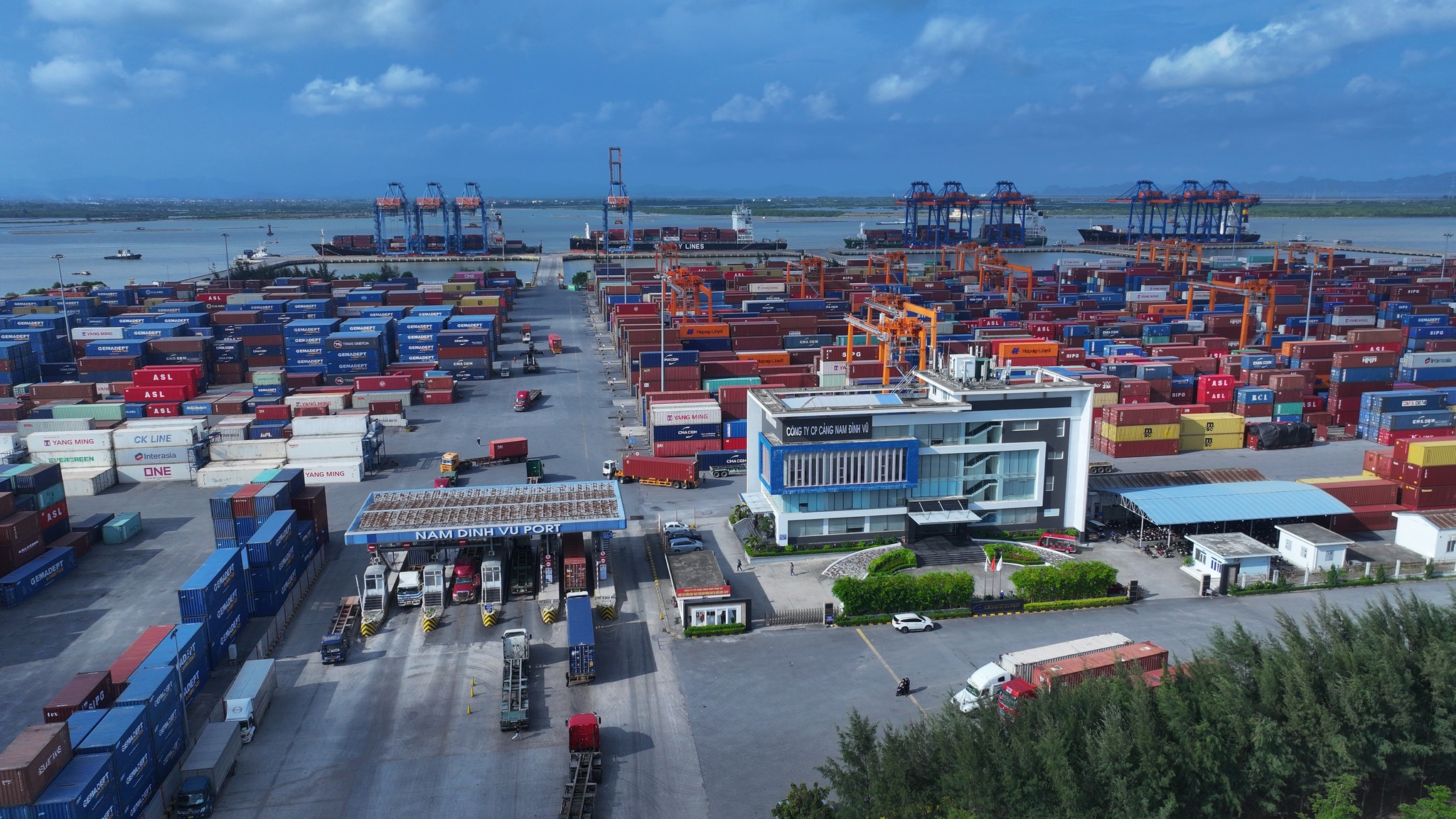 B&aacute;c th&ocirc;ng tin sập cẩu ở cảng Nam Đ&igrave;nh Vũ v&igrave; b&atilde;o số 3- Ảnh 1.