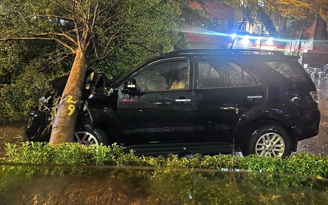 CSGT giải cứu t&agrave;i xế &ocirc; t&ocirc; ngất xỉu v&igrave; bị c&acirc;y đổ tr&uacute;ng trong đ&ecirc;m b&atilde;o