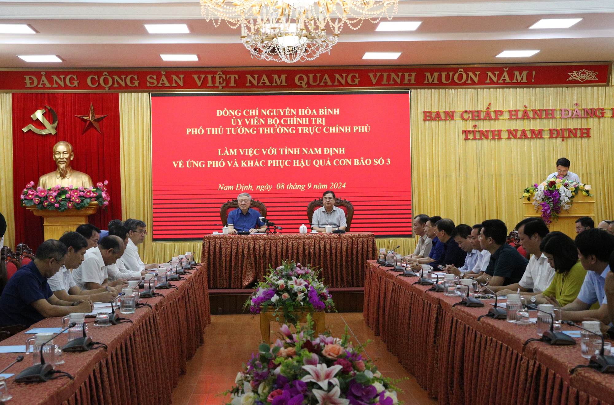 Ph&oacute; thủ tướng Nguyễn H&ograve;a B&igrave;nh kiểm tra việc khắc phục hậu quả b&atilde;o tại Nam Định, Th&aacute;i B&igrave;nh- Ảnh 1.