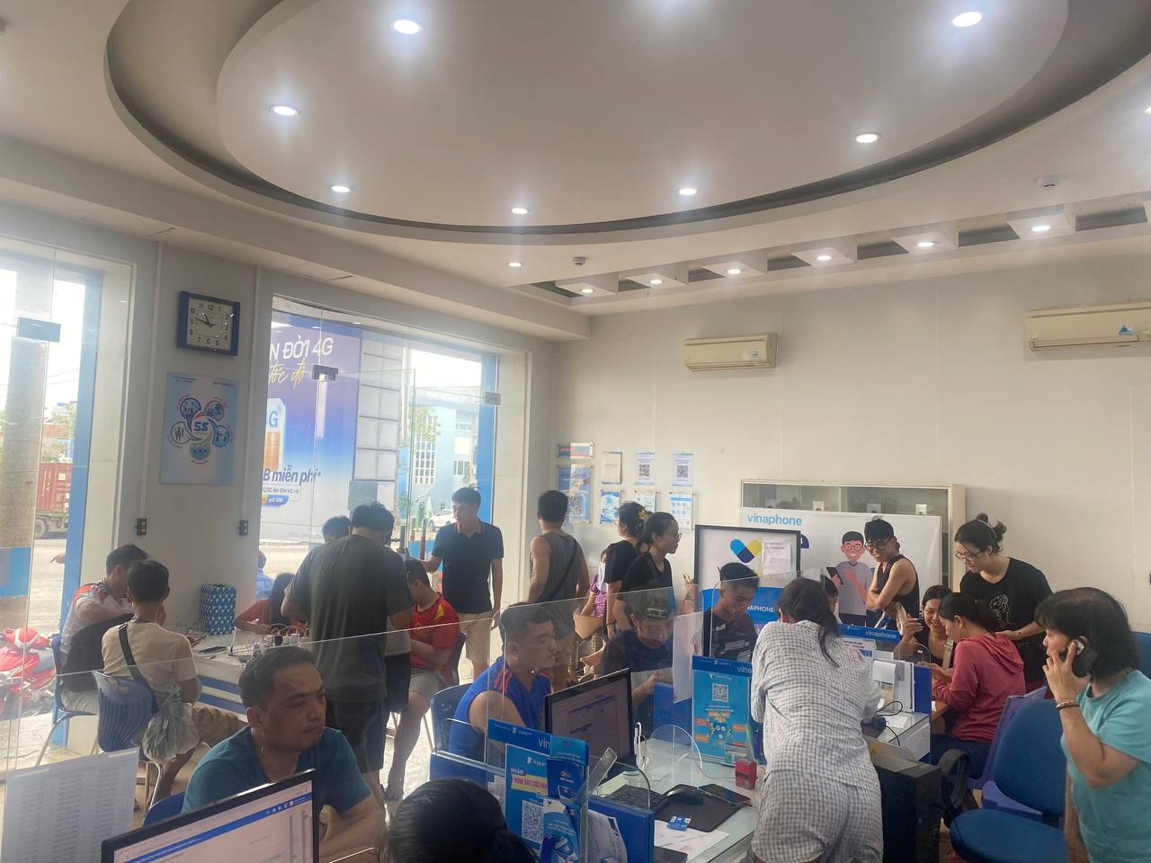 Kh&ocirc;i phục li&ecirc;n lạc ho&agrave;n to&agrave;n tại Quảng Ninh, Hải Ph&ograve;ng, VNPT miễn ph&iacute; thu&ecirc; bao v&ugrave;ng b&atilde;o- Ảnh 1.