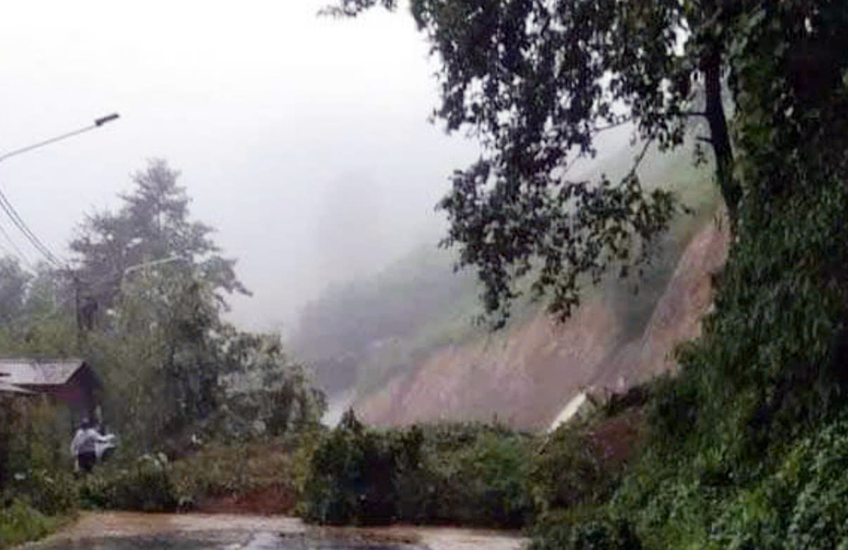 Mưa lũ do ho&agrave;n lưu b&atilde;o số 3, nhiều tuyến đường ở T&acirc;y Bắc bị sạt lở- Ảnh 2.
