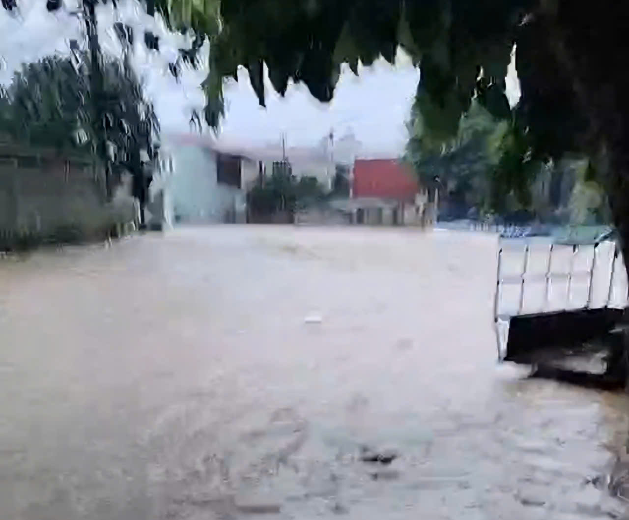 Lạng Sơn: Điều xe lội nước qu&acirc;n sự gi&uacute;p người d&acirc;n đi qua điểm ngập lụt tr&ecirc;n QL279 v&agrave; QL1B- Ảnh 2.