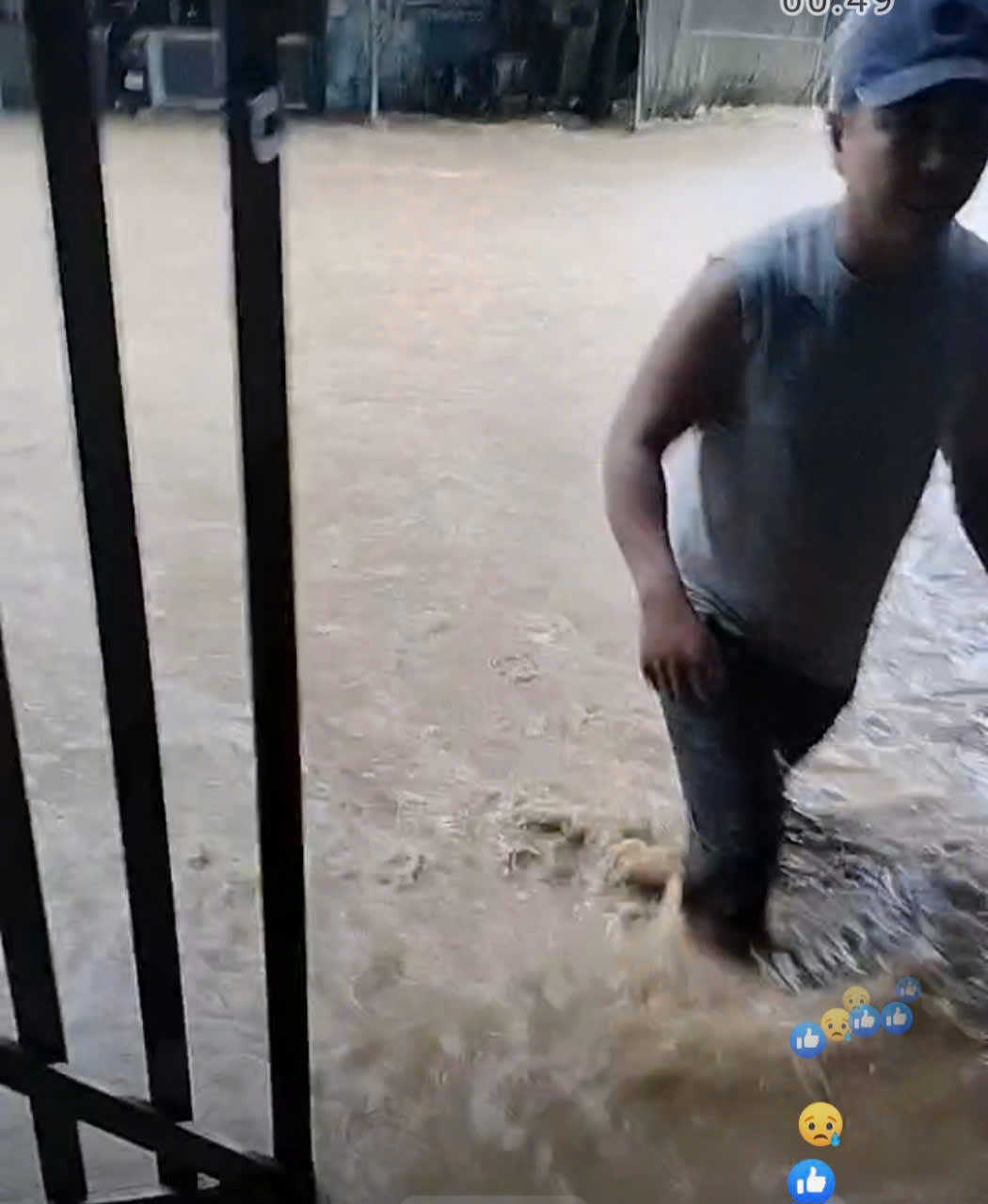 Lạng Sơn: Điều xe lội nước qu&acirc;n sự gi&uacute;p người d&acirc;n đi qua điểm ngập lụt tr&ecirc;n QL279 v&agrave; QL1B- Ảnh 1.