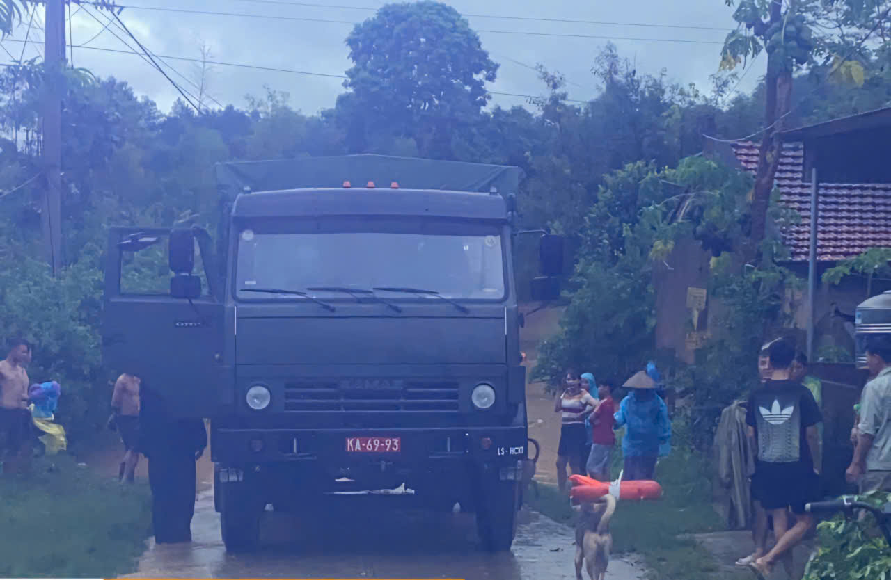 Lạng Sơn: Điều xe lội nước qu&acirc;n sự gi&uacute;p người d&acirc;n đi qua điểm ngập lụt tr&ecirc;n QL279 v&agrave; QL1B- Ảnh 3.