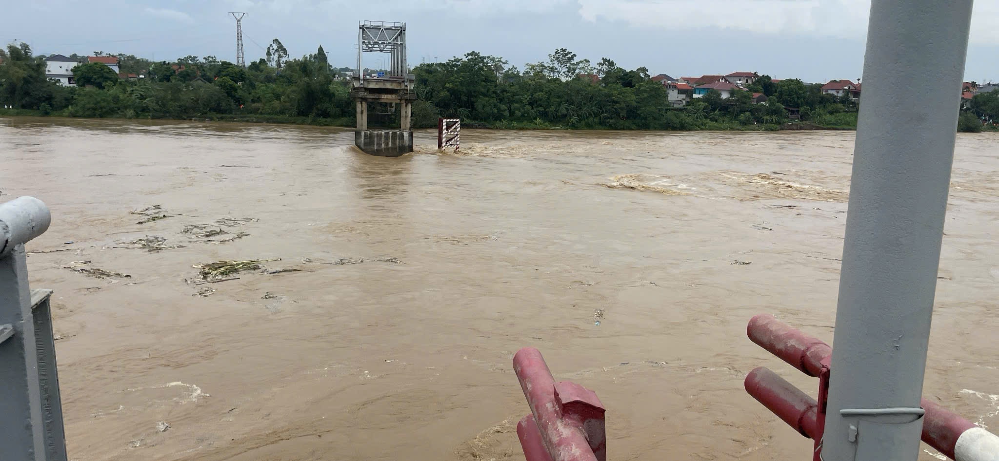 Cận cảnh hiện trường sập cầu Phong Châu ở Phú Thọ- Ảnh 8. Cận cảnh hiện trường sập cầu Phong Châu ở Phú Thọ- Ảnh 8.