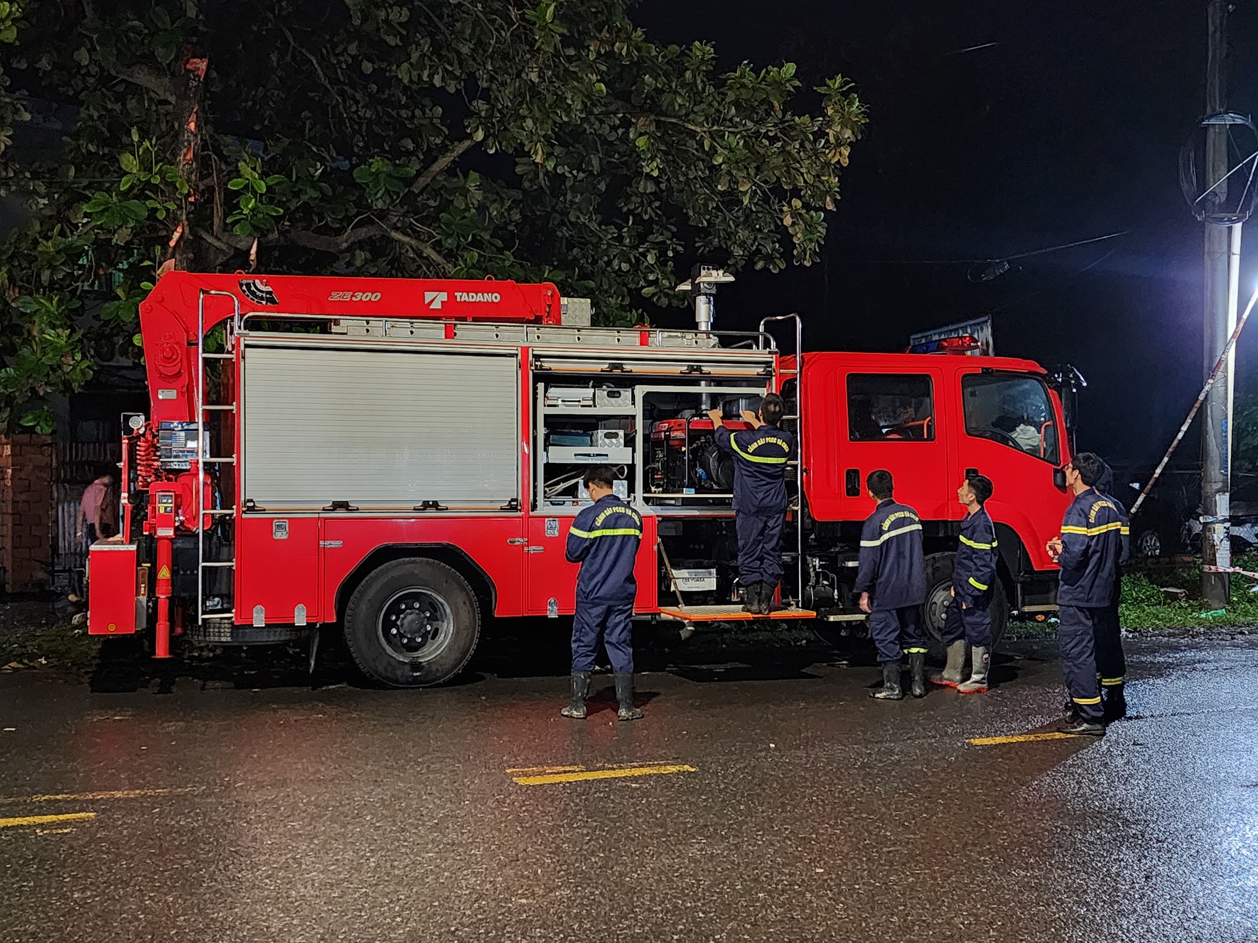 Xuy&ecirc;n đ&ecirc;m chong đ&egrave;n, ng&oacute;ng tin người th&acirc;n mất t&iacute;ch- Ảnh 4.