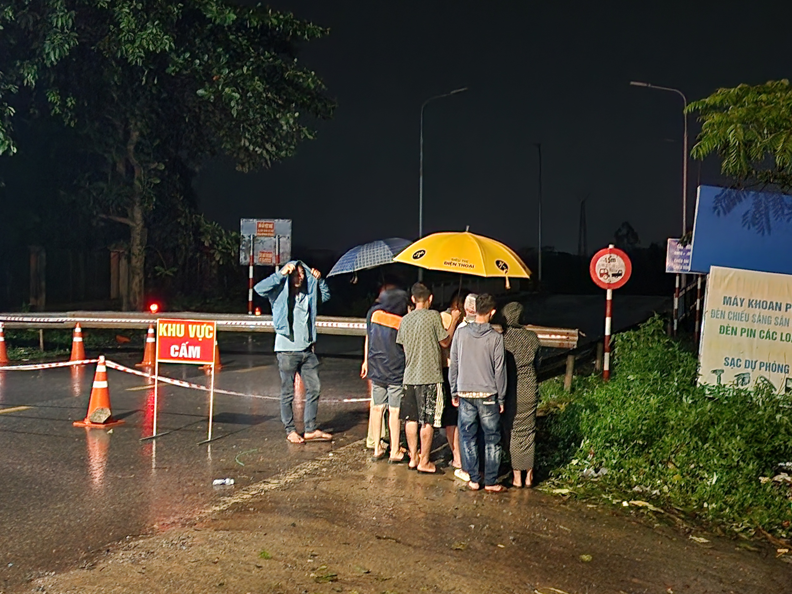 Xuy&ecirc;n đ&ecirc;m chong đ&egrave;n, ng&oacute;ng tin người th&acirc;n mất t&iacute;ch- Ảnh 5.