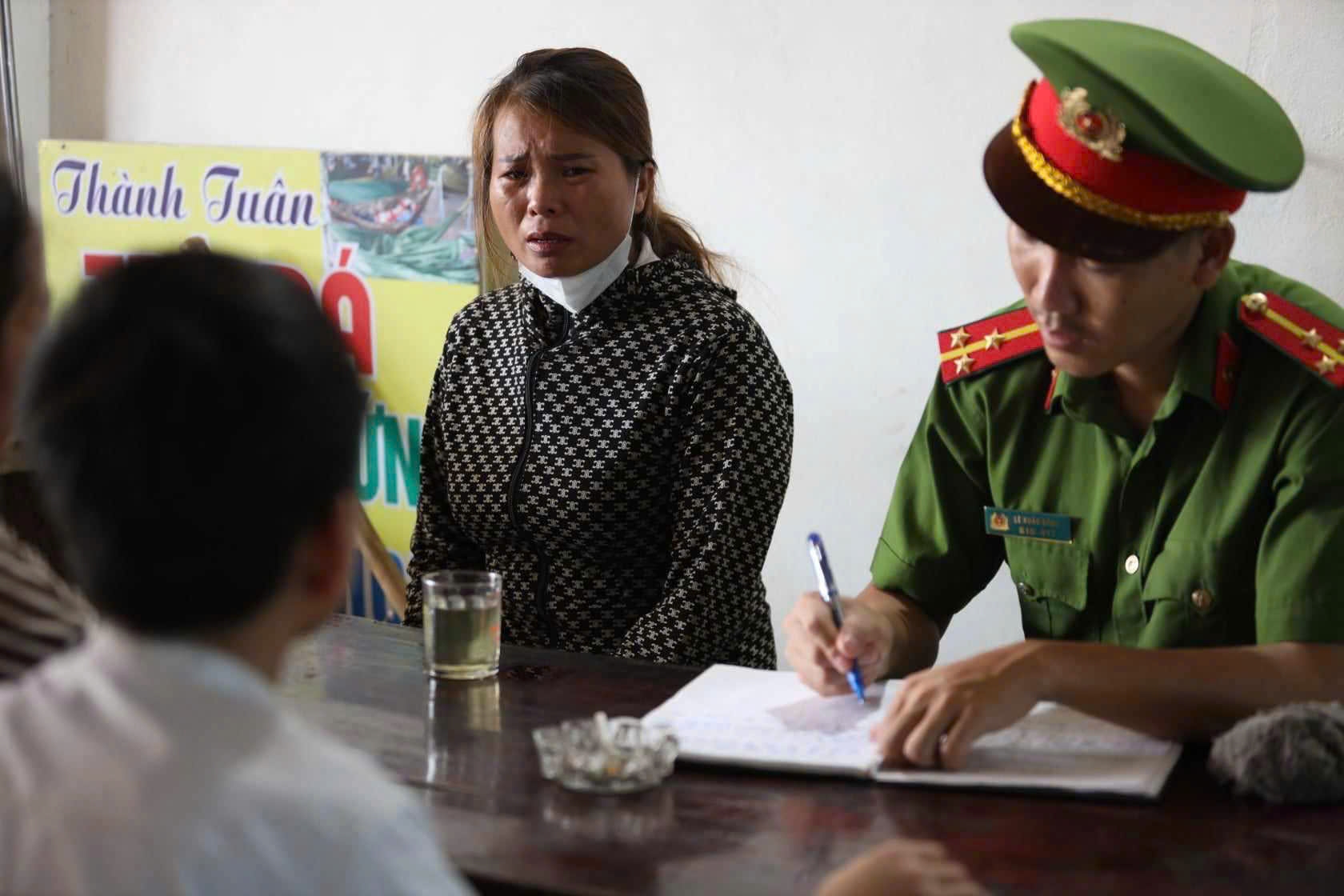 Xuy&ecirc;n đ&ecirc;m chong đ&egrave;n, ng&oacute;ng tin người th&acirc;n mất t&iacute;ch- Ảnh 1.