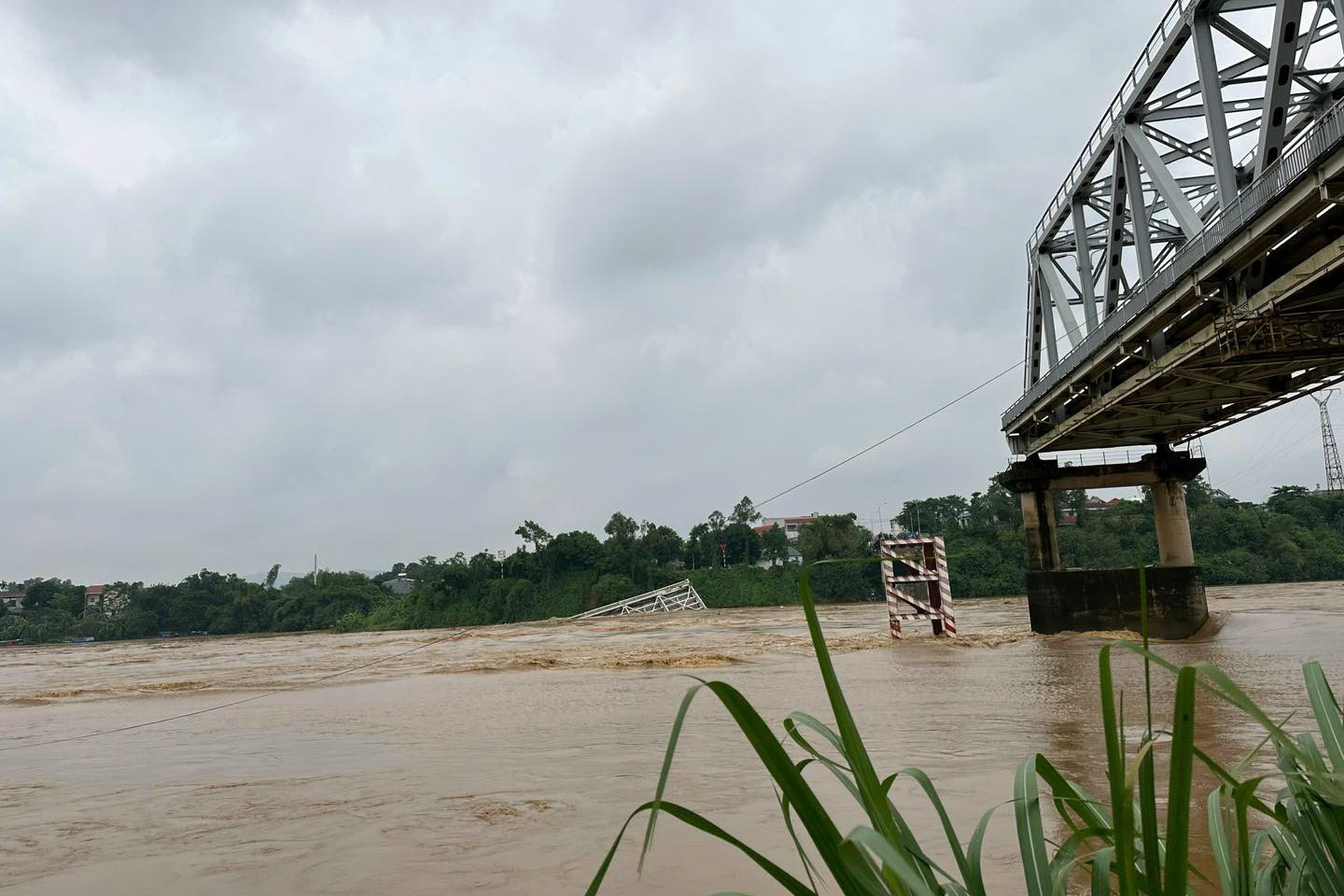 Sập cầu Phong Ch&acirc;u ở Ph&uacute; Thọ: Phương tiện đi theo lộ tr&igrave;nh n&agrave;o?- Ảnh 1.