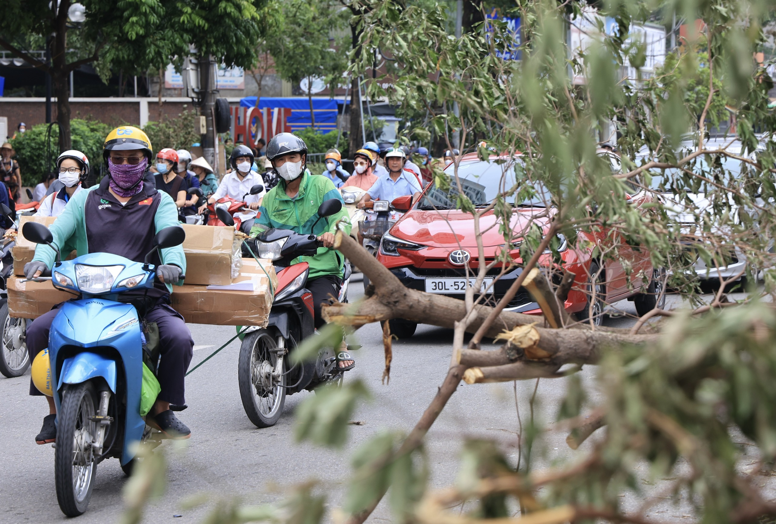 H&agrave; Nội: Nhiều tuyến phố vẫn ngổn ngang c&acirc;y đổ- Ảnh 2.