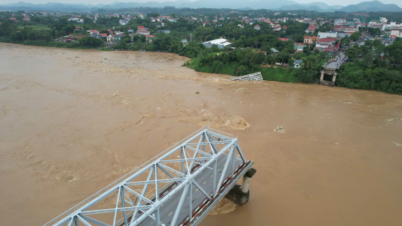 Cận cảnh hiện trường sập cầu Phong Châu ở Phú Thọ- Ảnh 11. Cận cảnh hiện trường sập cầu Phong Châu ở Phú Thọ- Ảnh 11.
