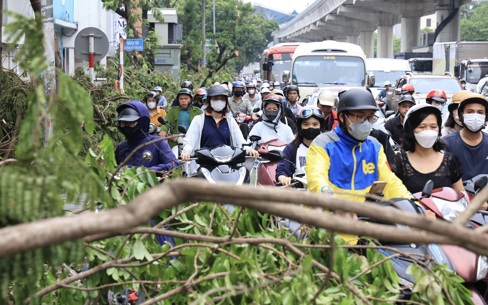 H&agrave; Nội: Nhiều tuyến phố vẫn ngổn ngang c&acirc;y đổ