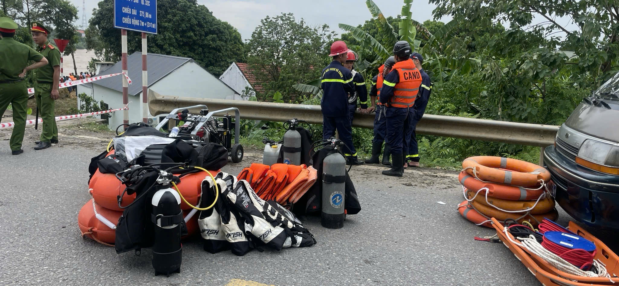 Cận cảnh hiện trường sập cầu Phong Châu ở Phú Thọ- Ảnh 9. Cận cảnh hiện trường sập cầu Phong Châu ở Phú Thọ- Ảnh 9.