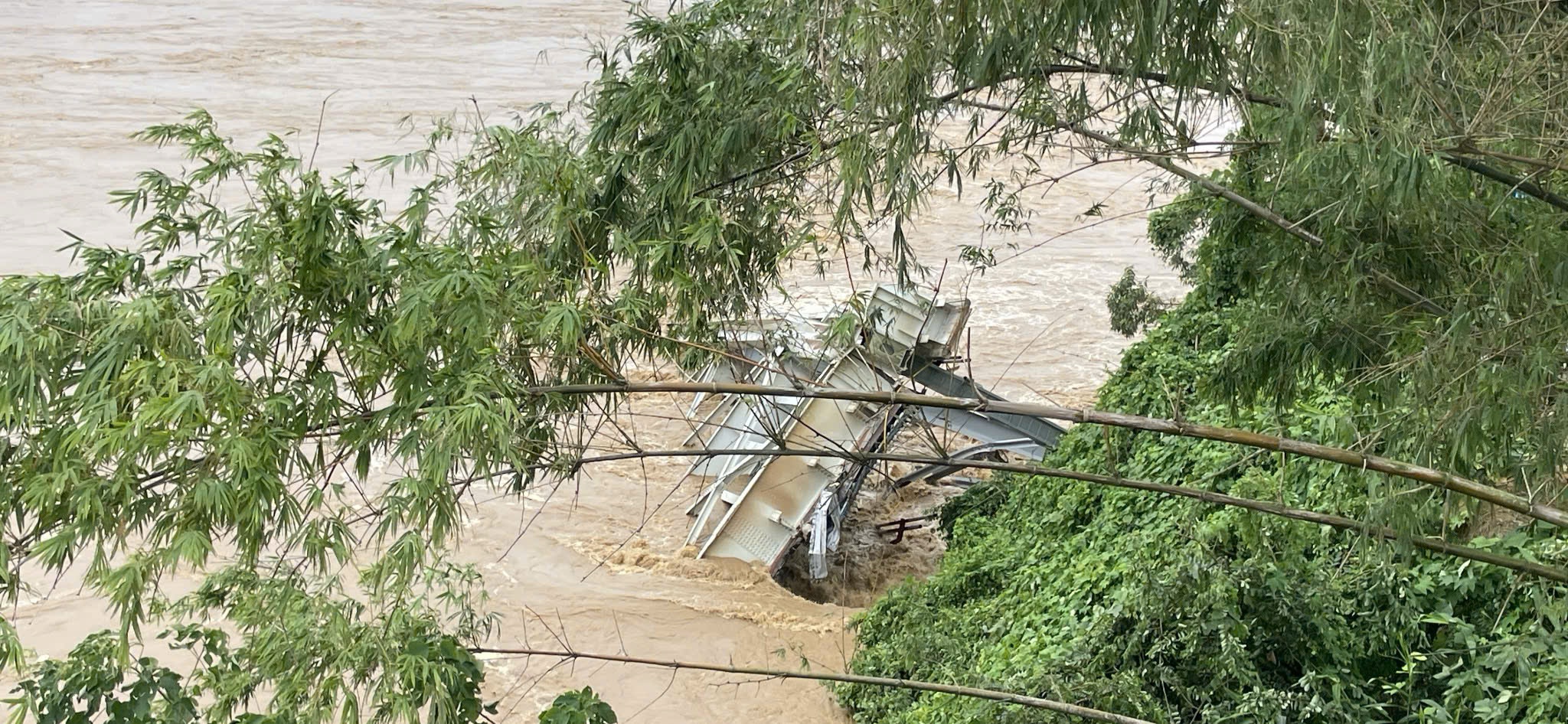 Cận cảnh hiện trường sập cầu Phong Châu ở Phú Thọ- Ảnh 4. Cận cảnh hiện trường sập cầu Phong Châu ở Phú Thọ- Ảnh 4.