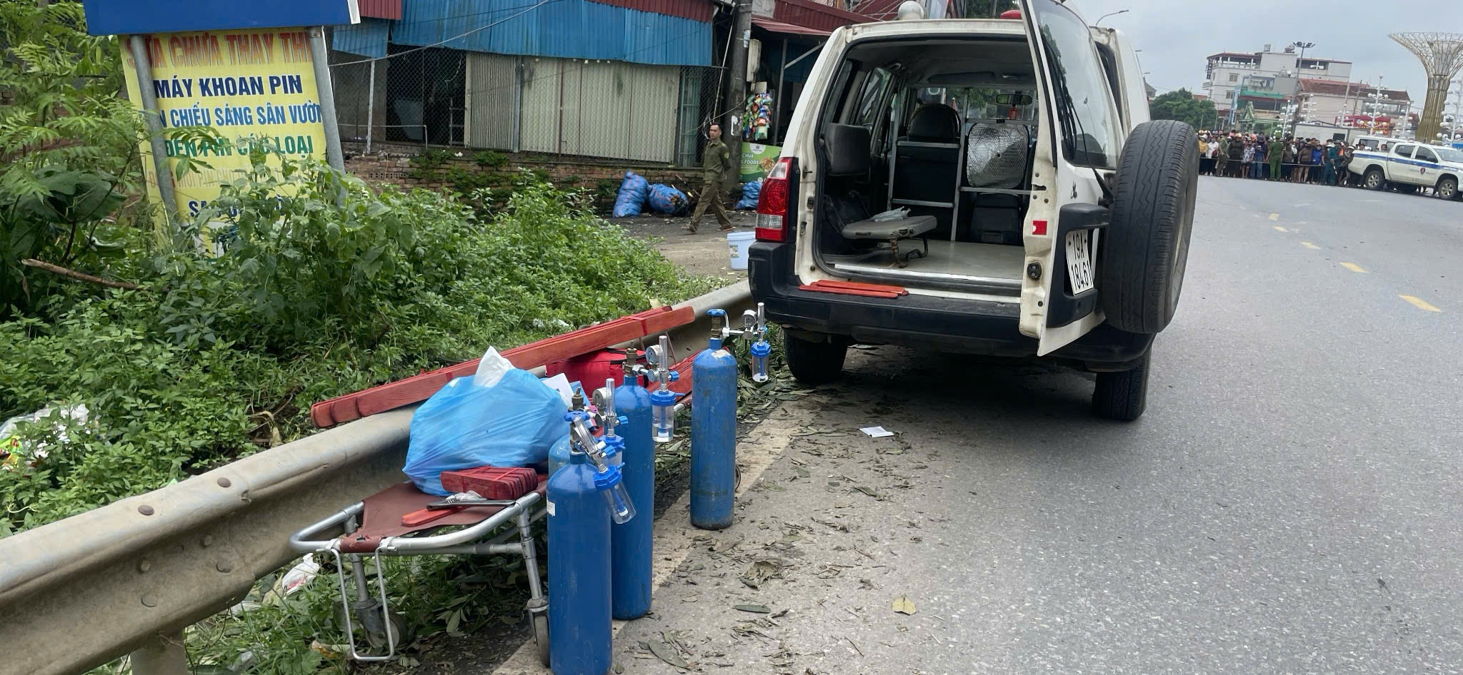 Cận cảnh hiện trường sập cầu Phong Châu ở Phú Thọ- Ảnh 6. Cận cảnh hiện trường sập cầu Phong Châu ở Phú Thọ- Ảnh 6.