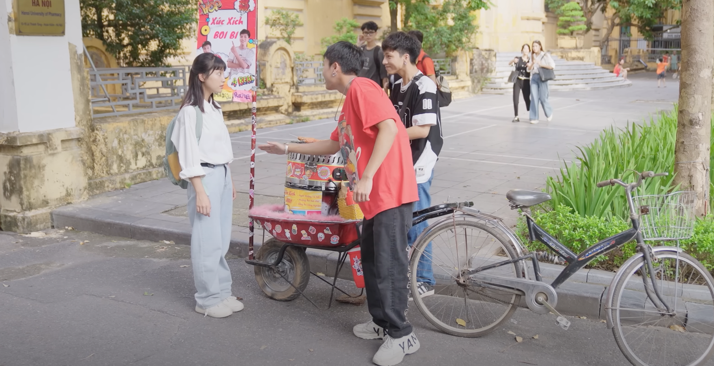 Đi giữa trời rực rỡ tập 29: Xúc xích Chải bán làm cả xóm trọ bị "Tào tháo đuổi"- Ảnh 3. Đi giữa trời rực rỡ tập 29: Xúc xích Chải bán làm cả xóm trọ bị "Tào tháo đuổi"- Ảnh 3.