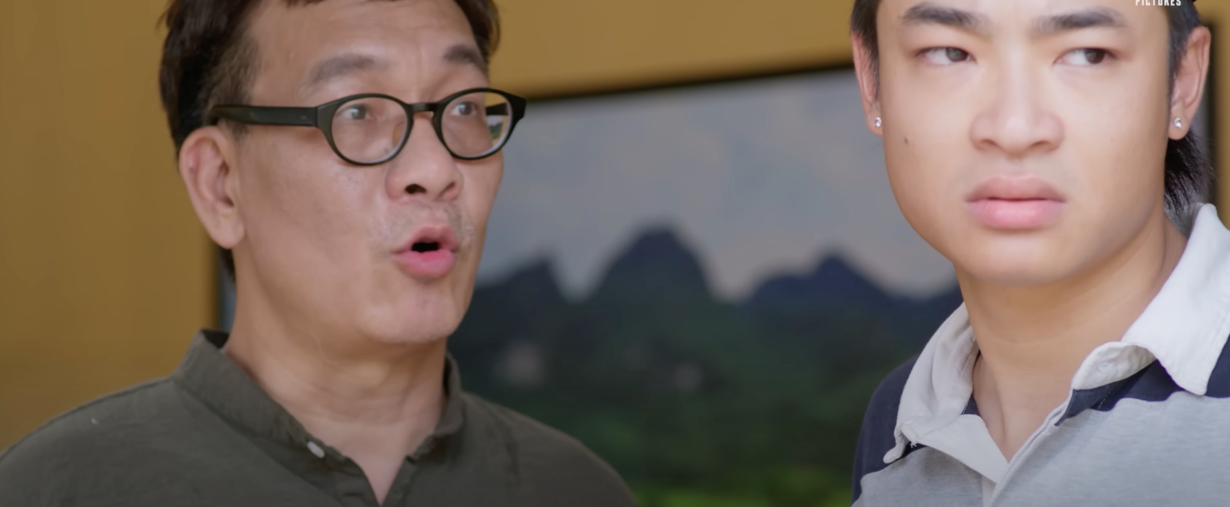 Đi giữa trời rực rỡ tập 29: Xúc xích Chải bán làm cả xóm trọ bị "Tào tháo đuổi"- Ảnh 6. Đi giữa trời rực rỡ tập 29: Xúc xích Chải bán làm cả xóm trọ bị "Tào tháo đuổi"- Ảnh 6.