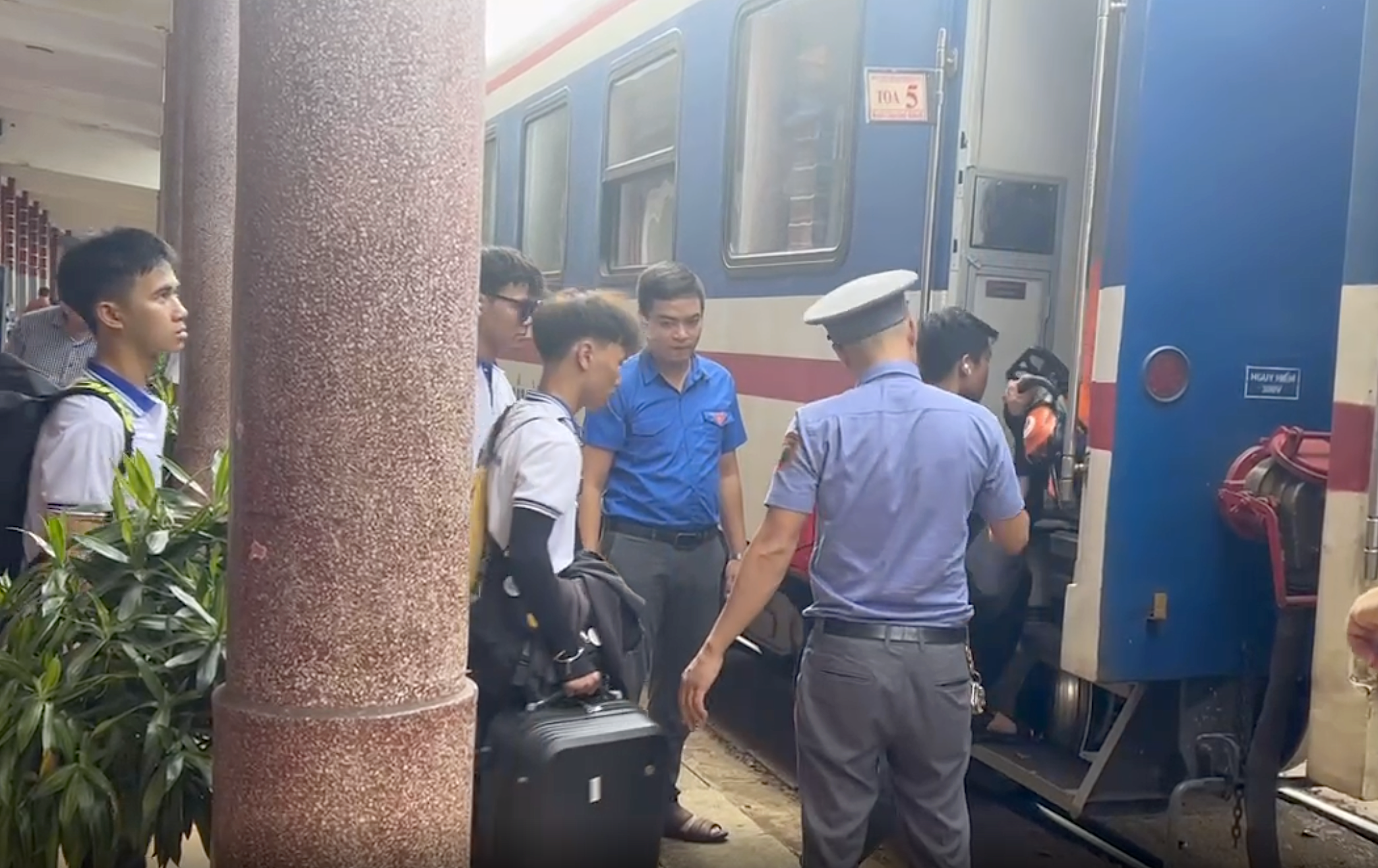 Đường sắt hỗ trợ vận chuyển miễn ph&iacute; t&igrave;nh nguyện vi&ecirc;n, h&agrave;ng h&oacute;a cứu trợ sau b&atilde;o số 3- Ảnh 2.