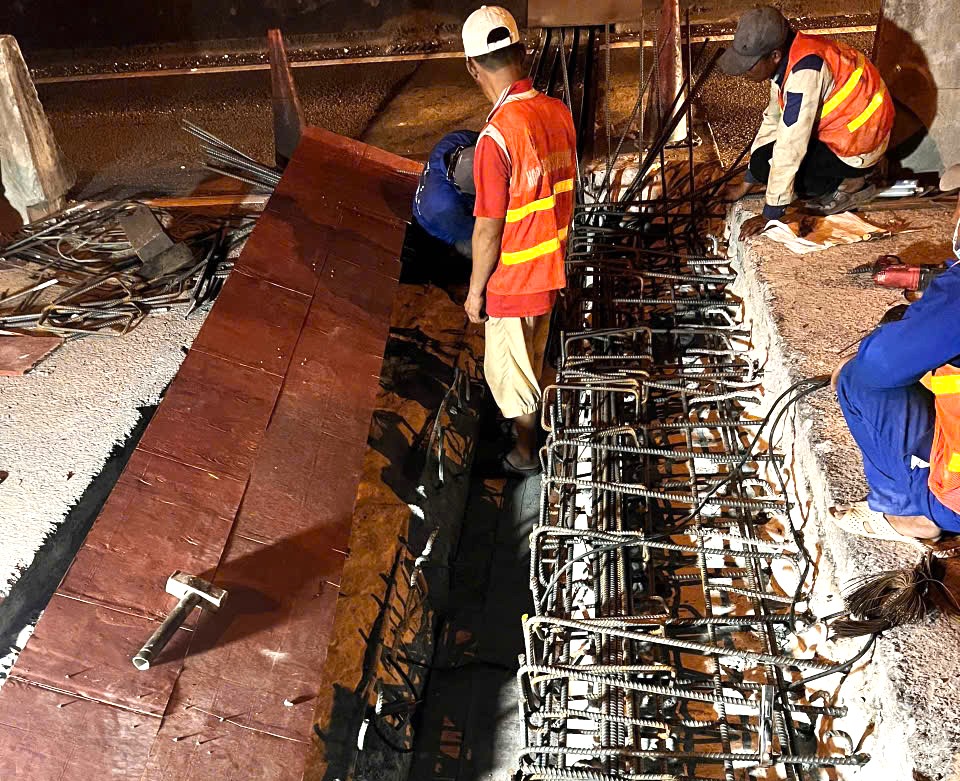 Sửa chữa khe co gi&atilde;n cầu Long Th&agrave;nh đang vượt tiến độ- Ảnh 1.