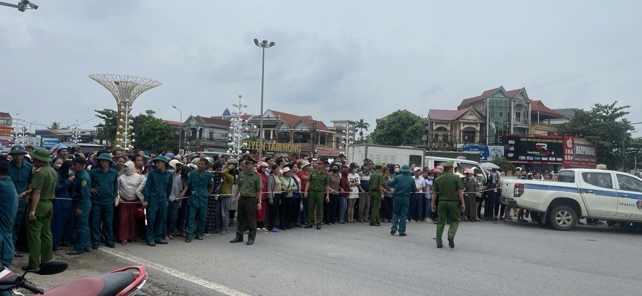 Cận cảnh hiện trường sập cầu Phong Châu ở Phú Thọ- Ảnh 2. Cận cảnh hiện trường sập cầu Phong Châu ở Phú Thọ- Ảnh 2.