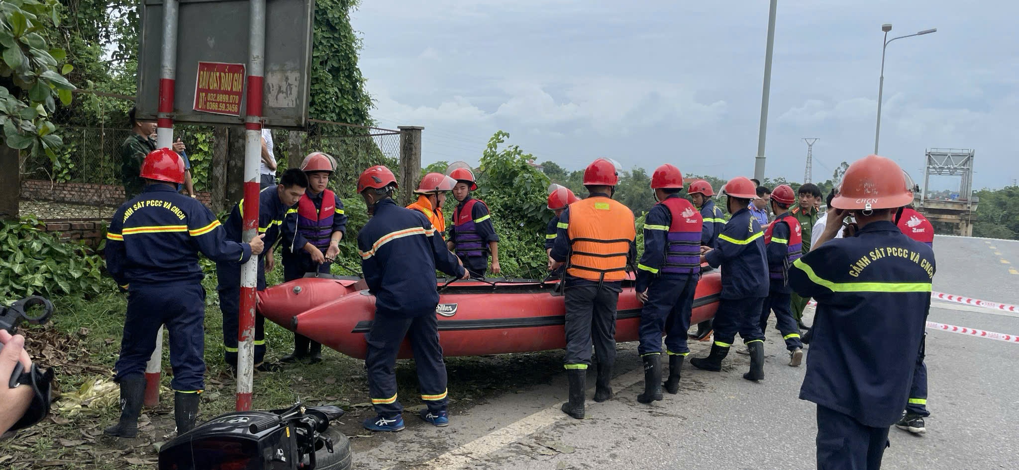 Cận cảnh hiện trường sập cầu Phong Châu ở Phú Thọ- Ảnh 5. Cận cảnh hiện trường sập cầu Phong Châu ở Phú Thọ- Ảnh 5.