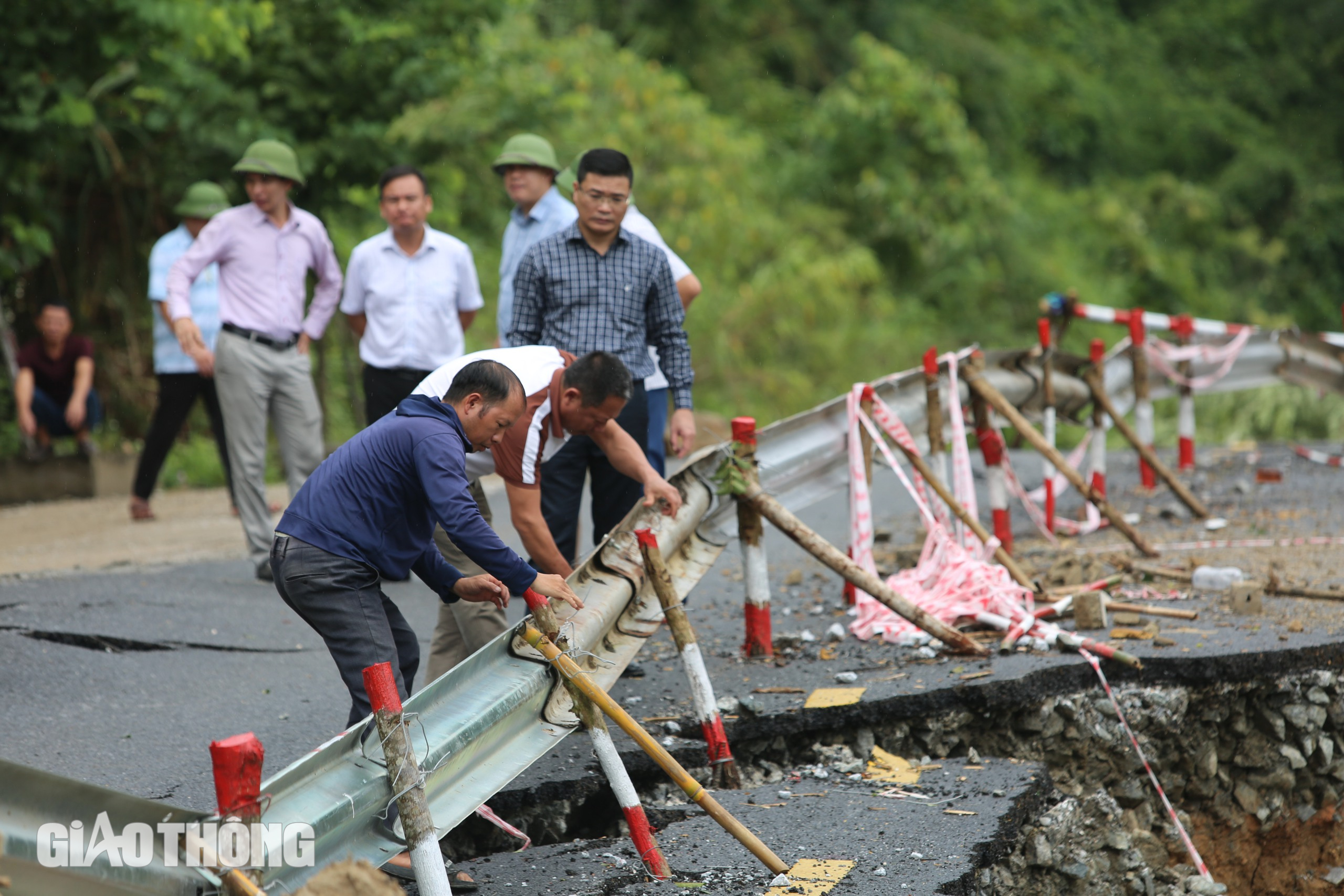 Cận cảnh tuyến QL15C l&ecirc;n Mường L&aacute;t sụt l&uacute;n, nguy cơ bị đứt g&atilde;y- Ảnh 16.
