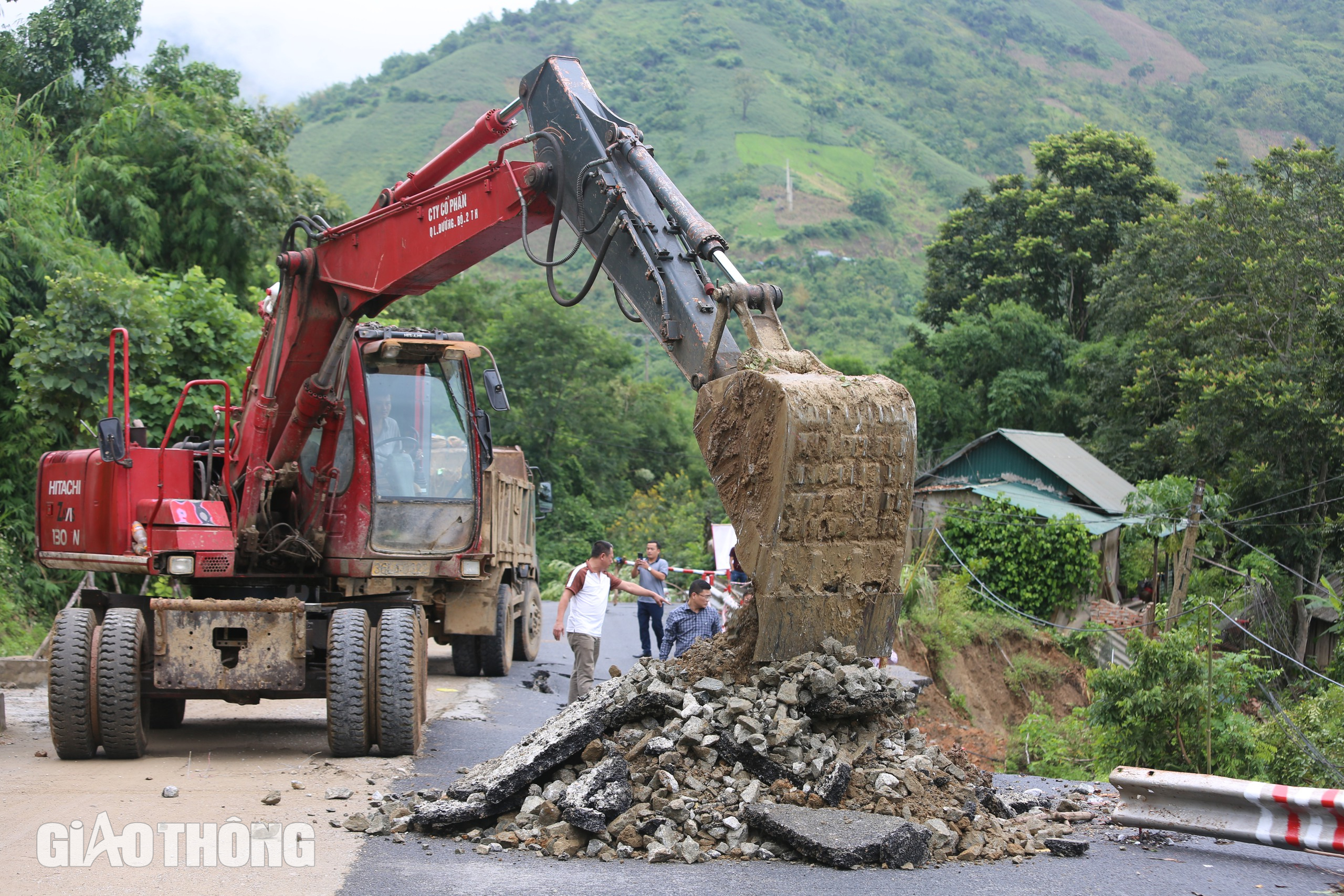 Cận cảnh tuyến QL15C l&ecirc;n Mường L&aacute;t sụt l&uacute;n, nguy cơ bị đứt g&atilde;y- Ảnh 14.