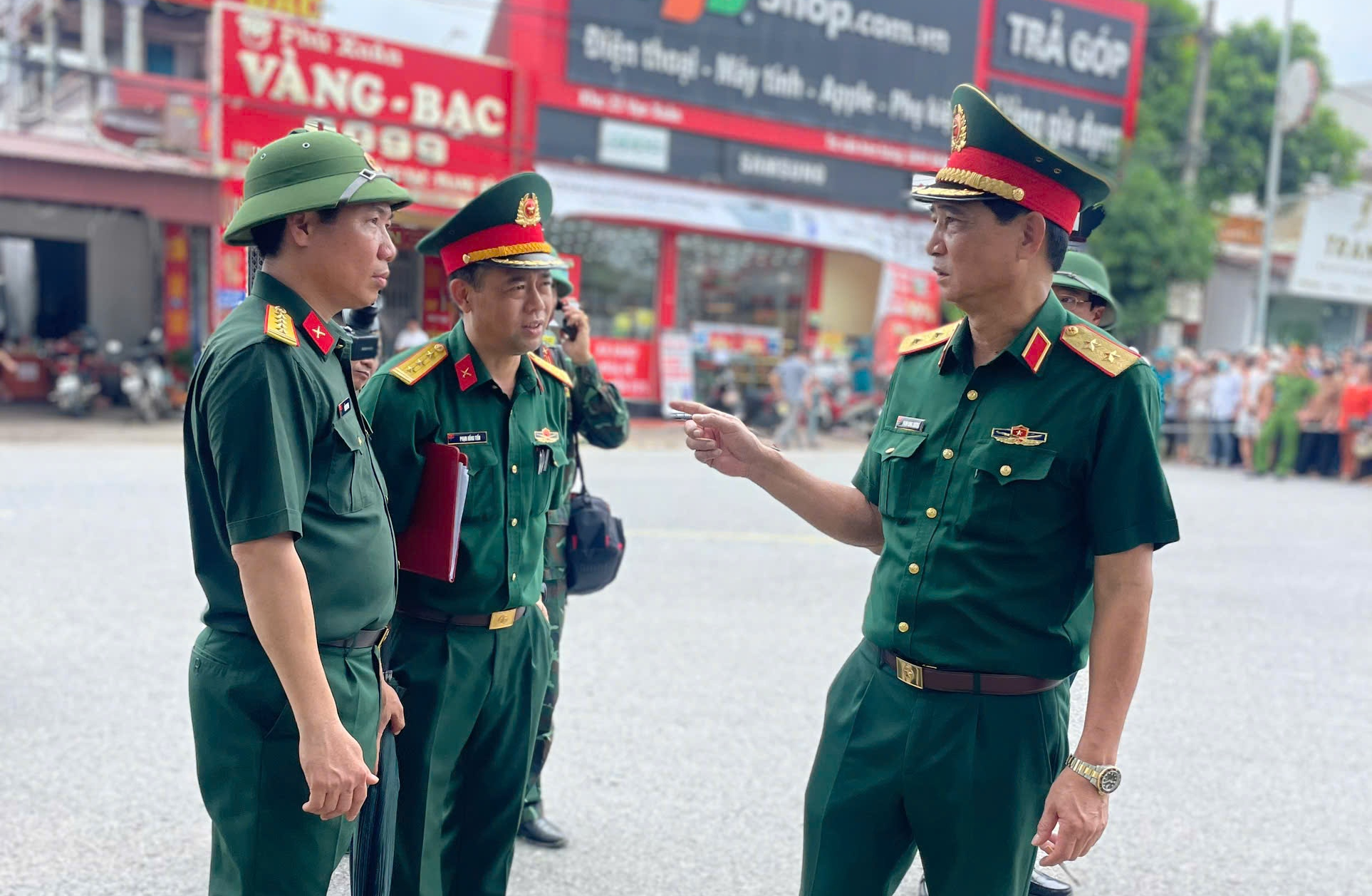 Cận cảnh hiện trường sập cầu Phong Châu ở Phú Thọ- Ảnh 7. Cận cảnh hiện trường sập cầu Phong Châu ở Phú Thọ- Ảnh 7.