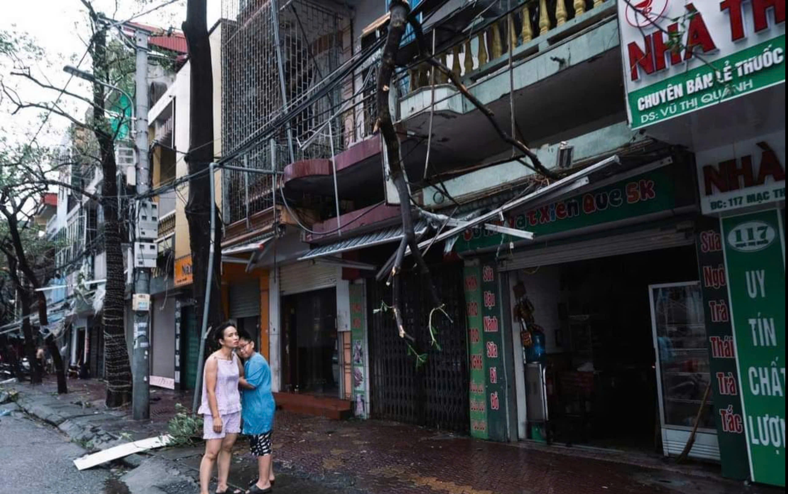 Cảnh kh&ocirc;ng điện, kh&ocirc;ng nước v&agrave; kh&ocirc;ng s&oacute;ng điện thoại hậu b&atilde;o số 3 Yagi ở Hải Dương- Ảnh 6.