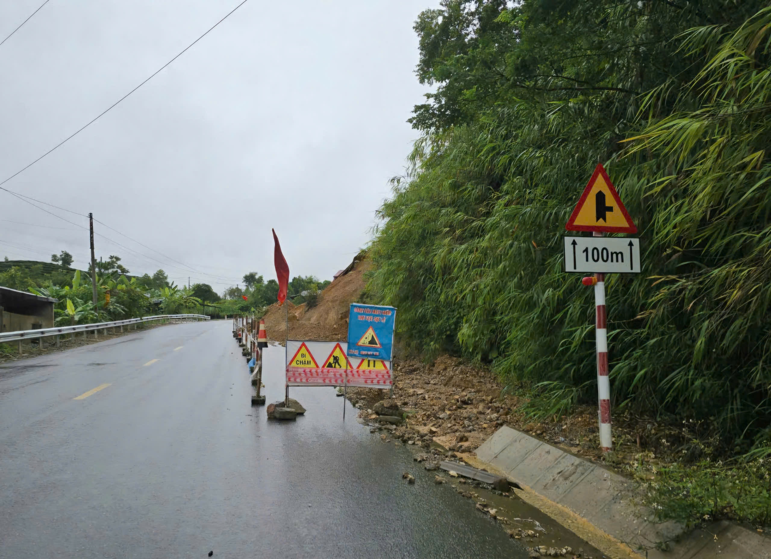 Nhiều c&ocirc;ng trường giao th&ocirc;ng tạm dừng thi c&ocirc;ng v&igrave; ảnh hưởng của mưa lũ- Ảnh 1.